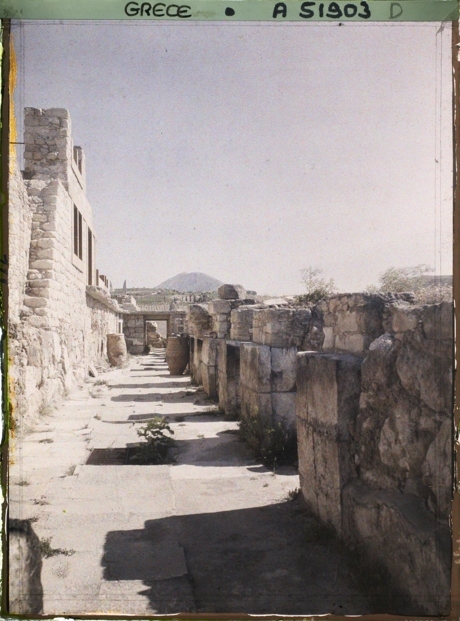 Image représentant Dans la partie occidentale du Palais, le corridor des magasins (réserves de denrées), vu vers le sud. Au fond, le Mont Iouktas (810 m)