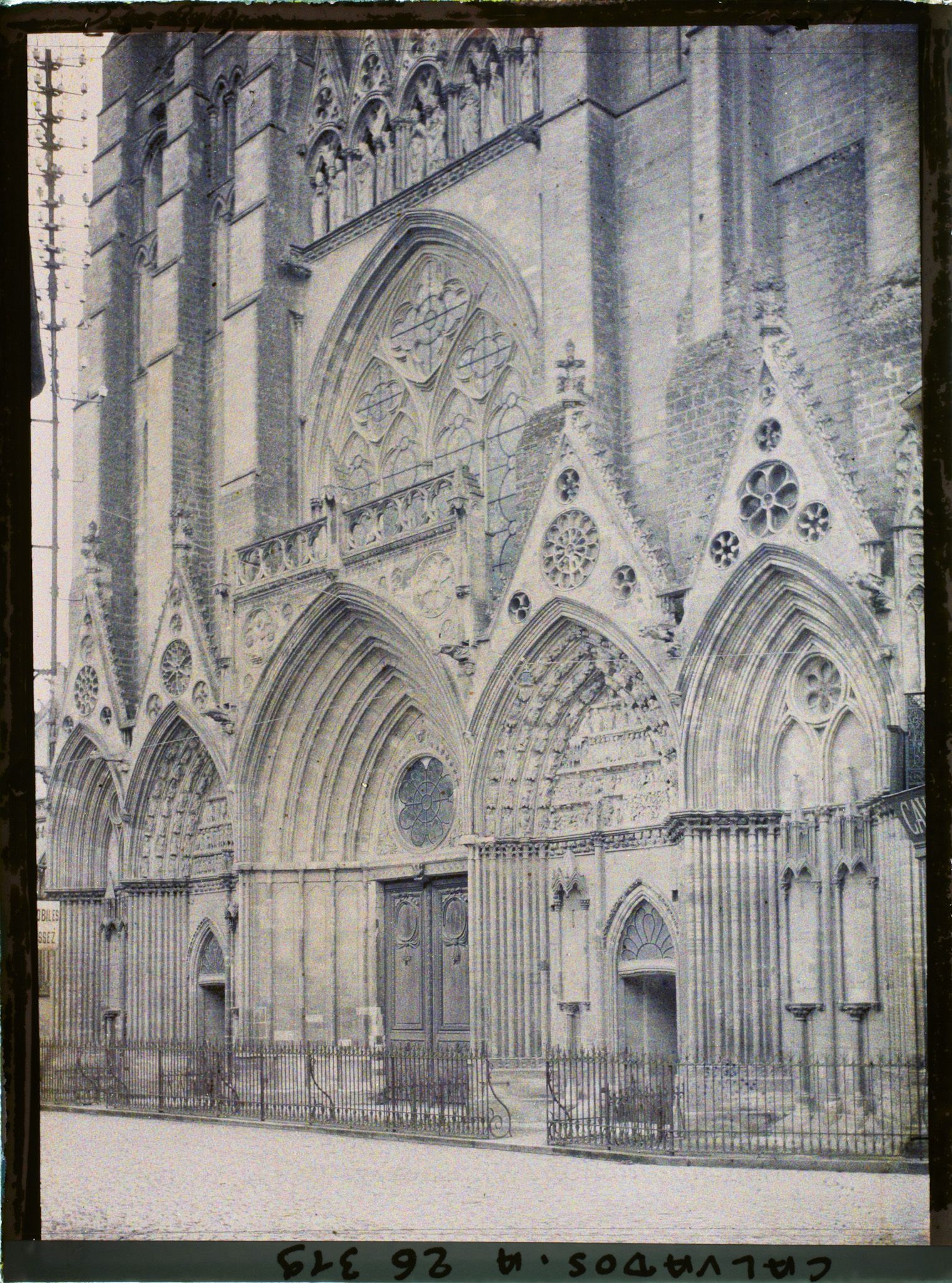 Image représentant La façade ouest de la cathédrale Notre-Dame de Bayeux