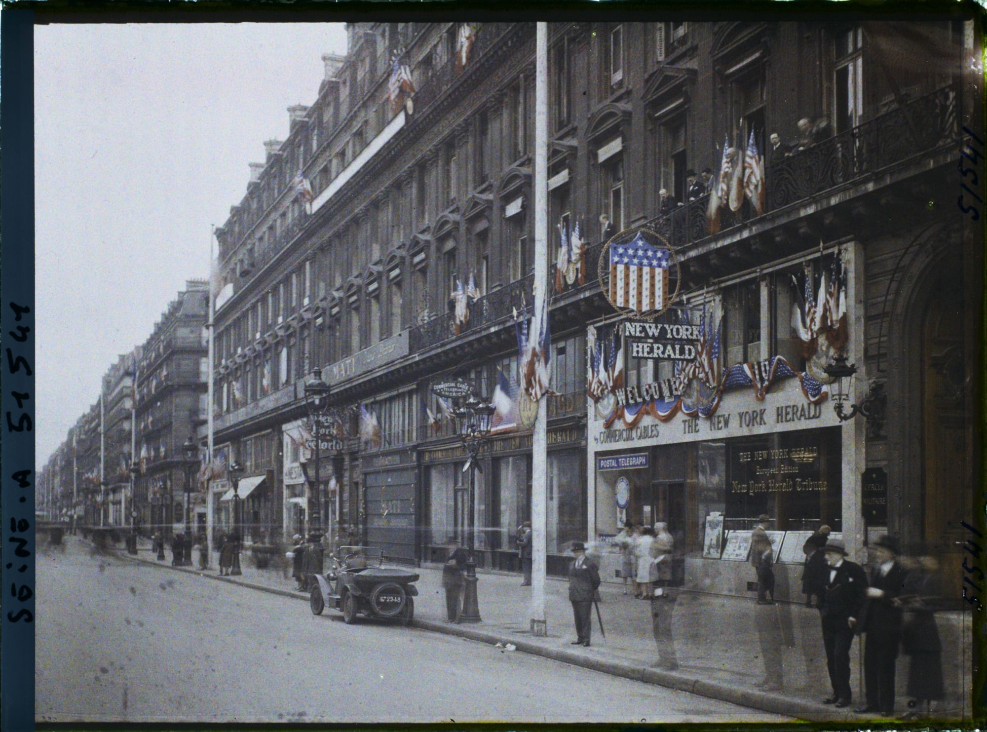 Image représentant Décorations avenue de l'Opéra, devant les bureaux du New York Herald, pour le 9ème congrès de la Légion Américaine (American Legion)