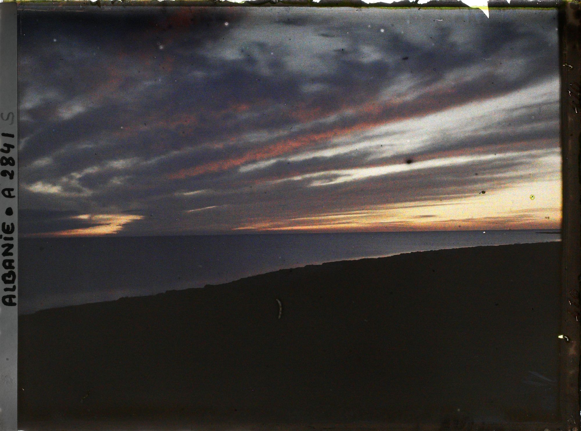Image représentant Coucher de soleil sur le golfe de Durazzo: grandes franges rouges