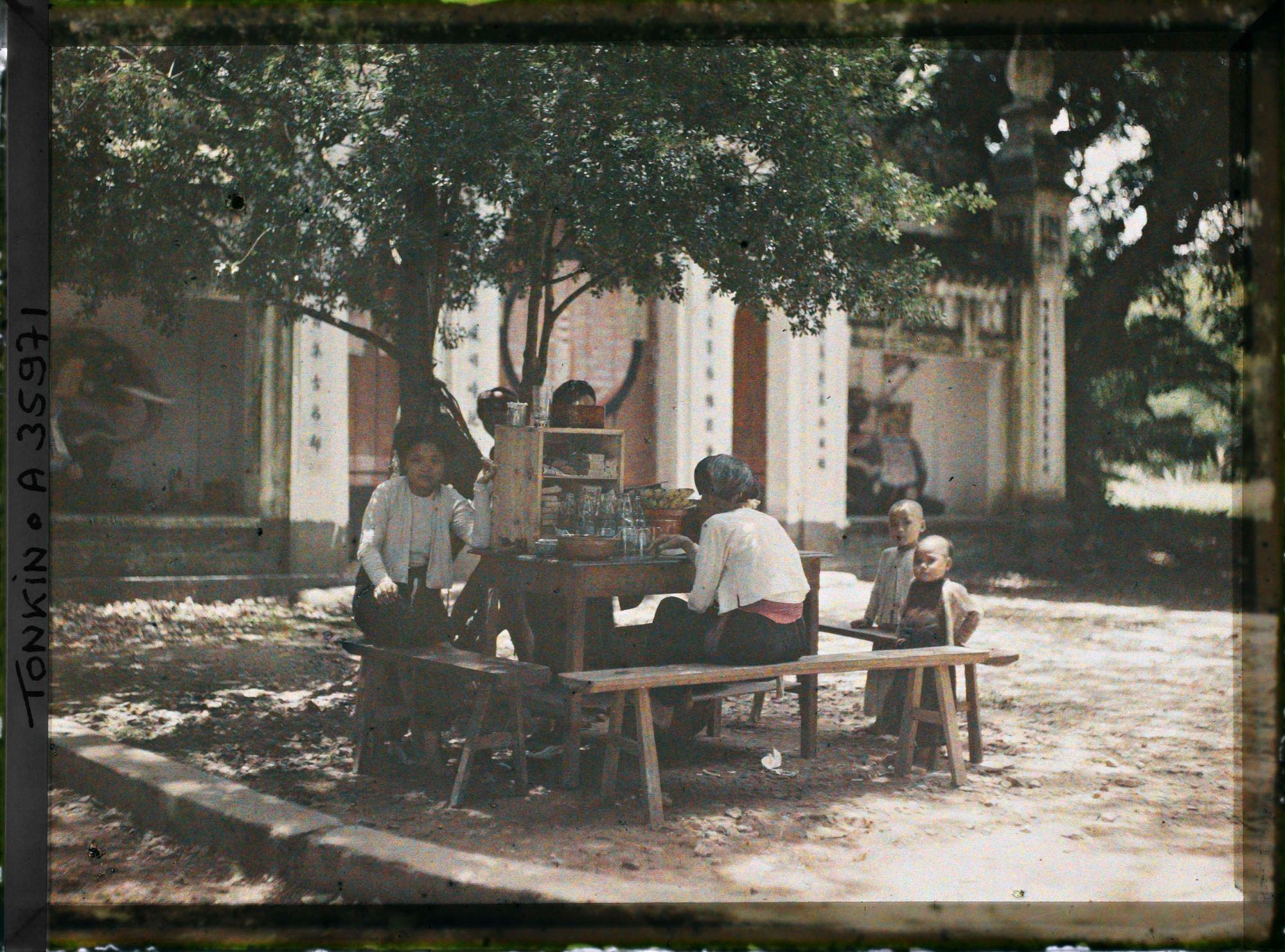 Image représentant Restaurant en plein air devant un temple ou un tombeau (?) dans le Jardin Botanique