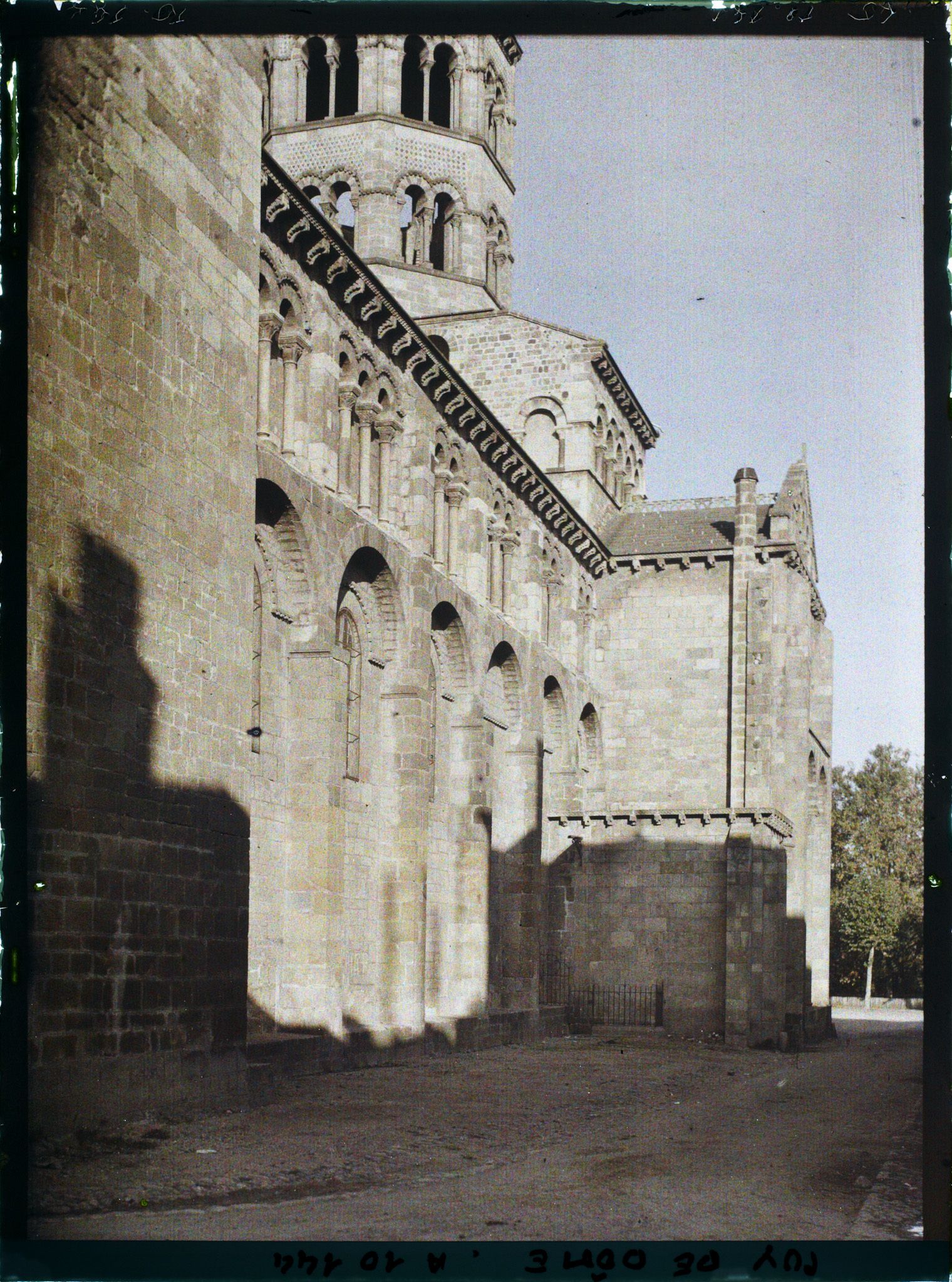 Image représentant France, Issoire, Extérieur de l'Eglise
