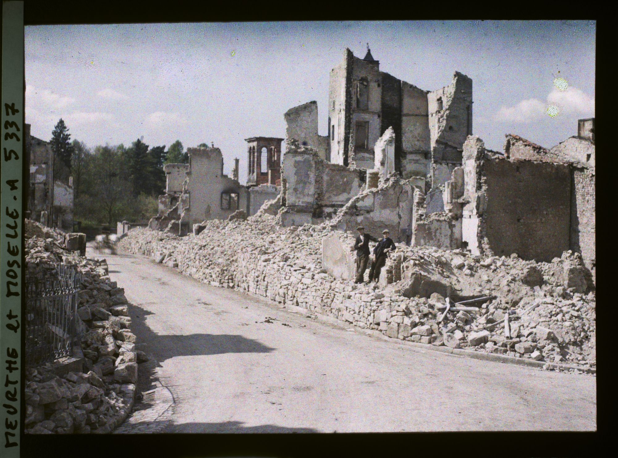 Image représentant France, Gerbeviller, Vue prise de la rue le Lorraine sur la Vieille Eglise.