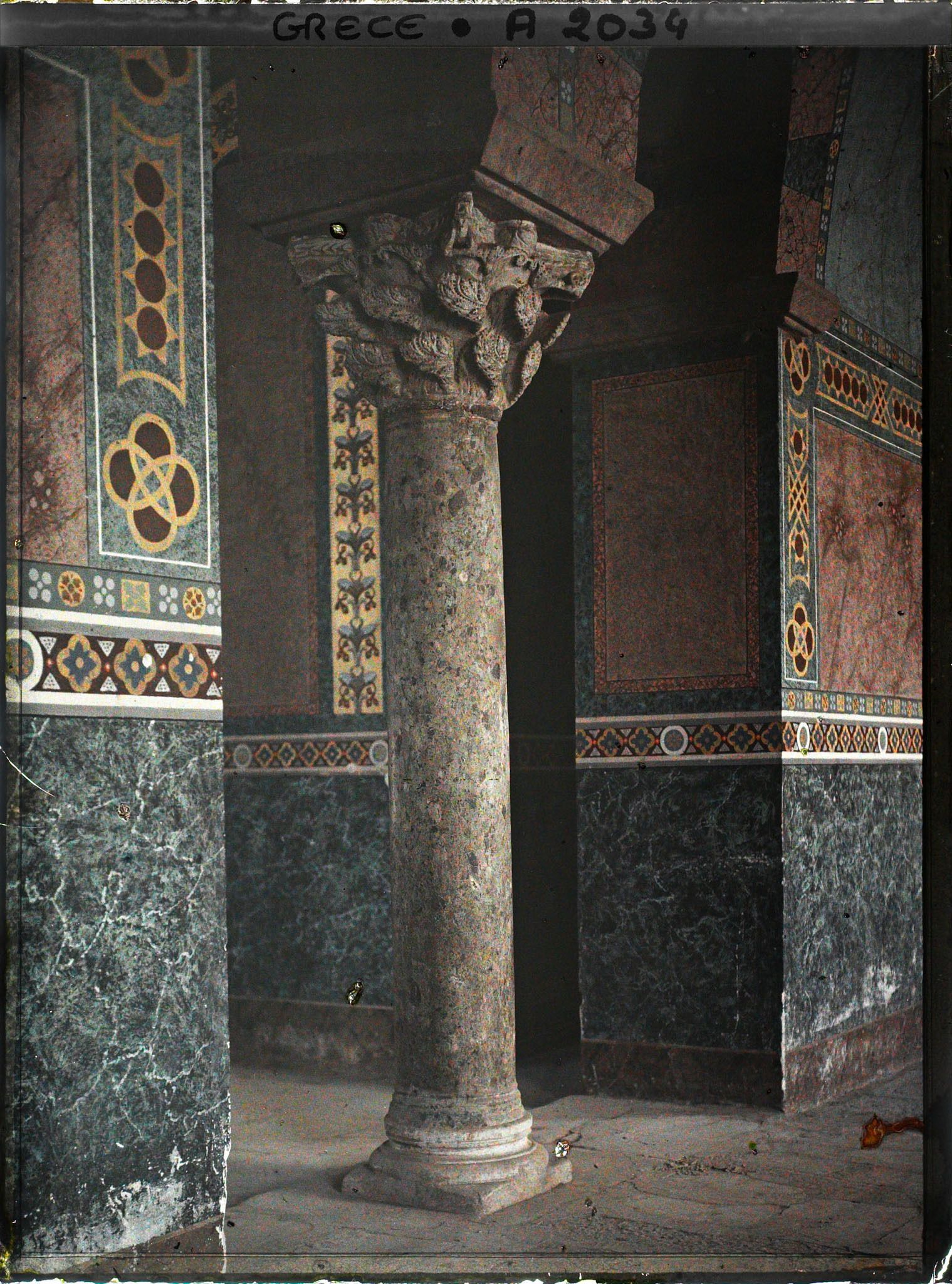 Image représentant Un chapiteau à feuilles d'acanthe enroulés