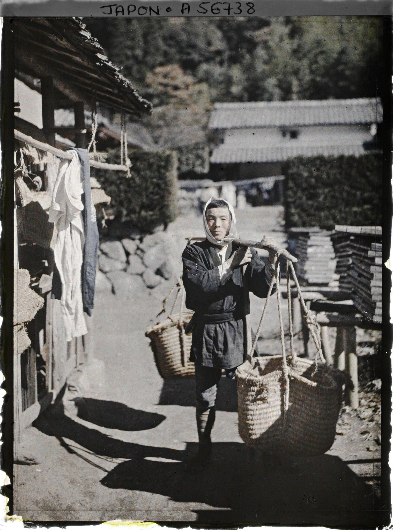 Image représentant Villageois portant une palanche