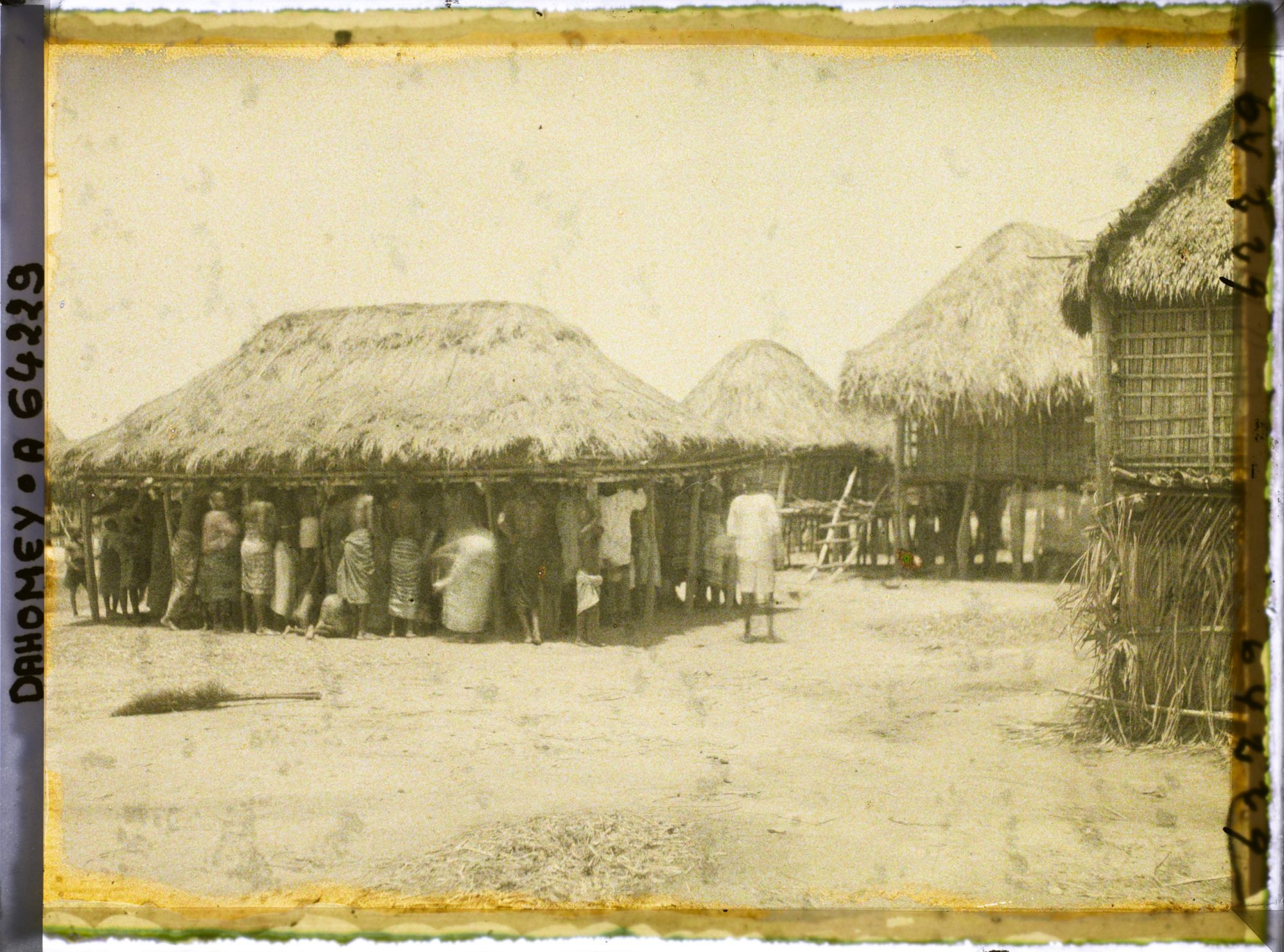 Image représentant Scène de palabre sous une case