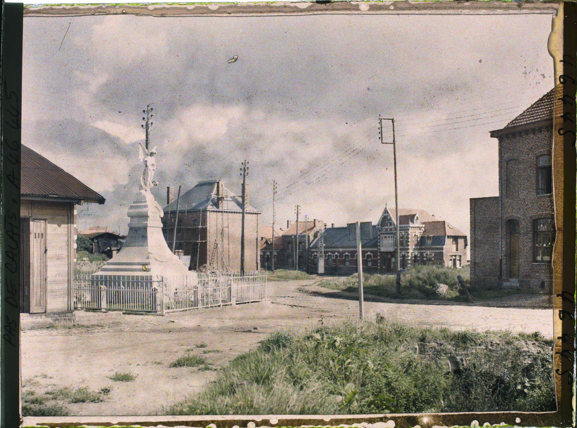 Image représentant France, Souchez, Place de la Mairie et Monumt aux Morts