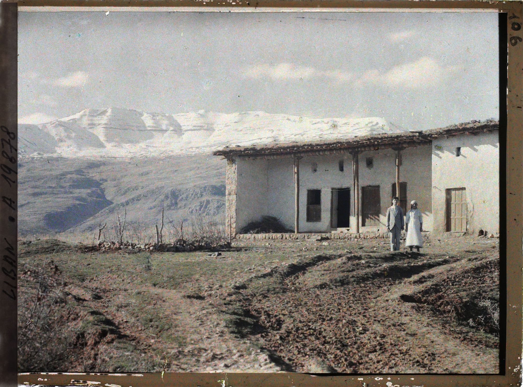 Image représentant Une ferme de la plaine de la Bekaa, située devant le Djebel Sannine au sommet enneigé