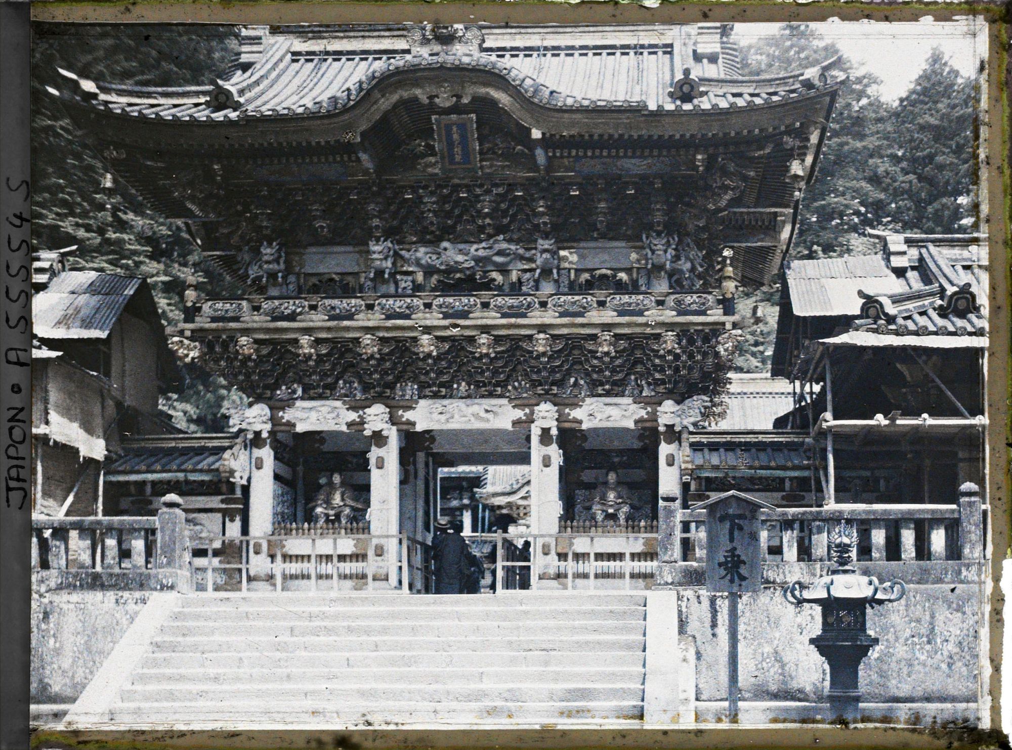 Image représentant La porte des "Rayons du Soleil ou du Crépuscule" ( Yomeimon ou Higurashimon) du sanctuaire Tôshôgû