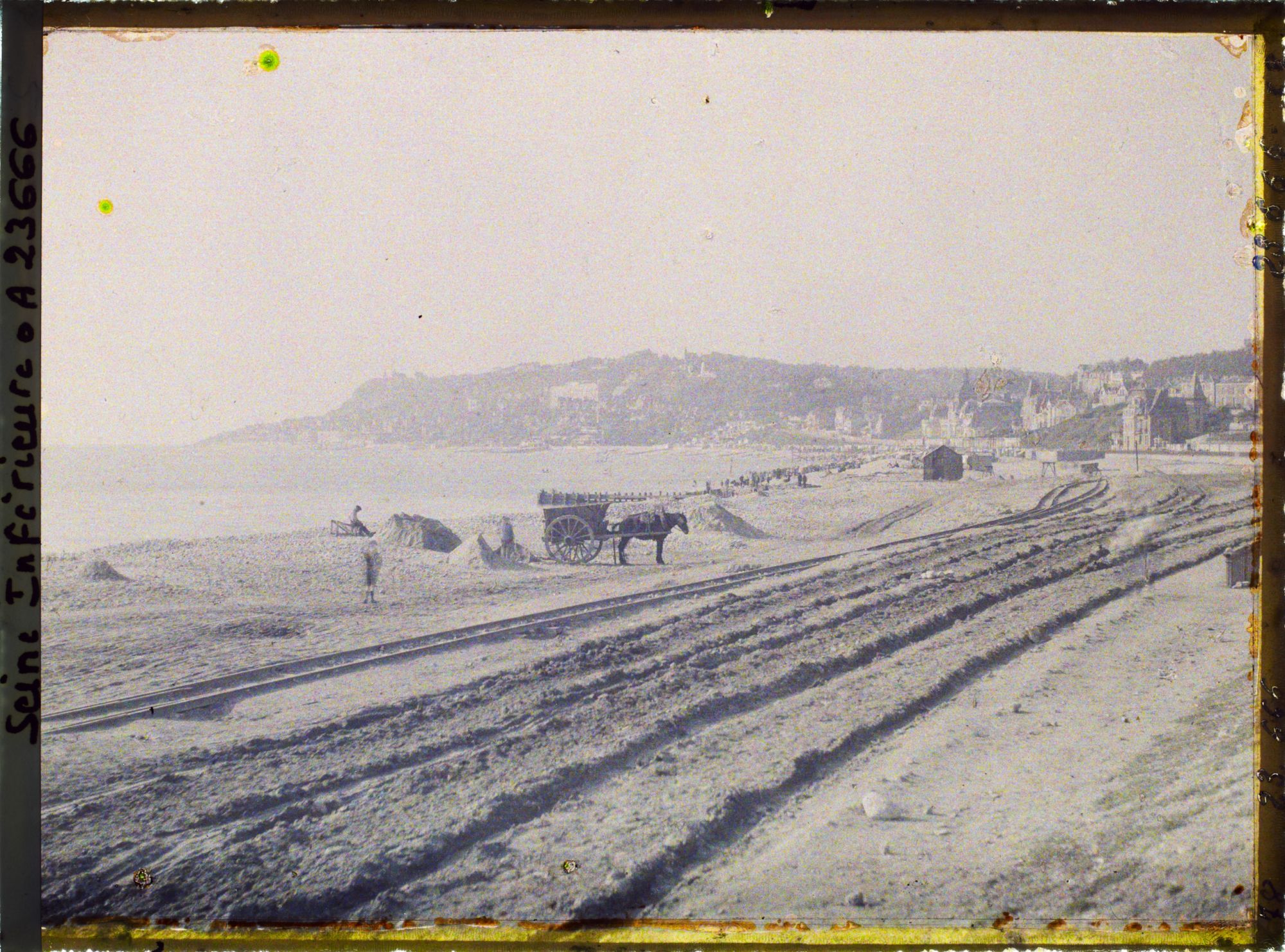 Image représentant Le Cap de la Hève et Sainte-Adresse, vue d'ensemble prise du boulevard Maritime