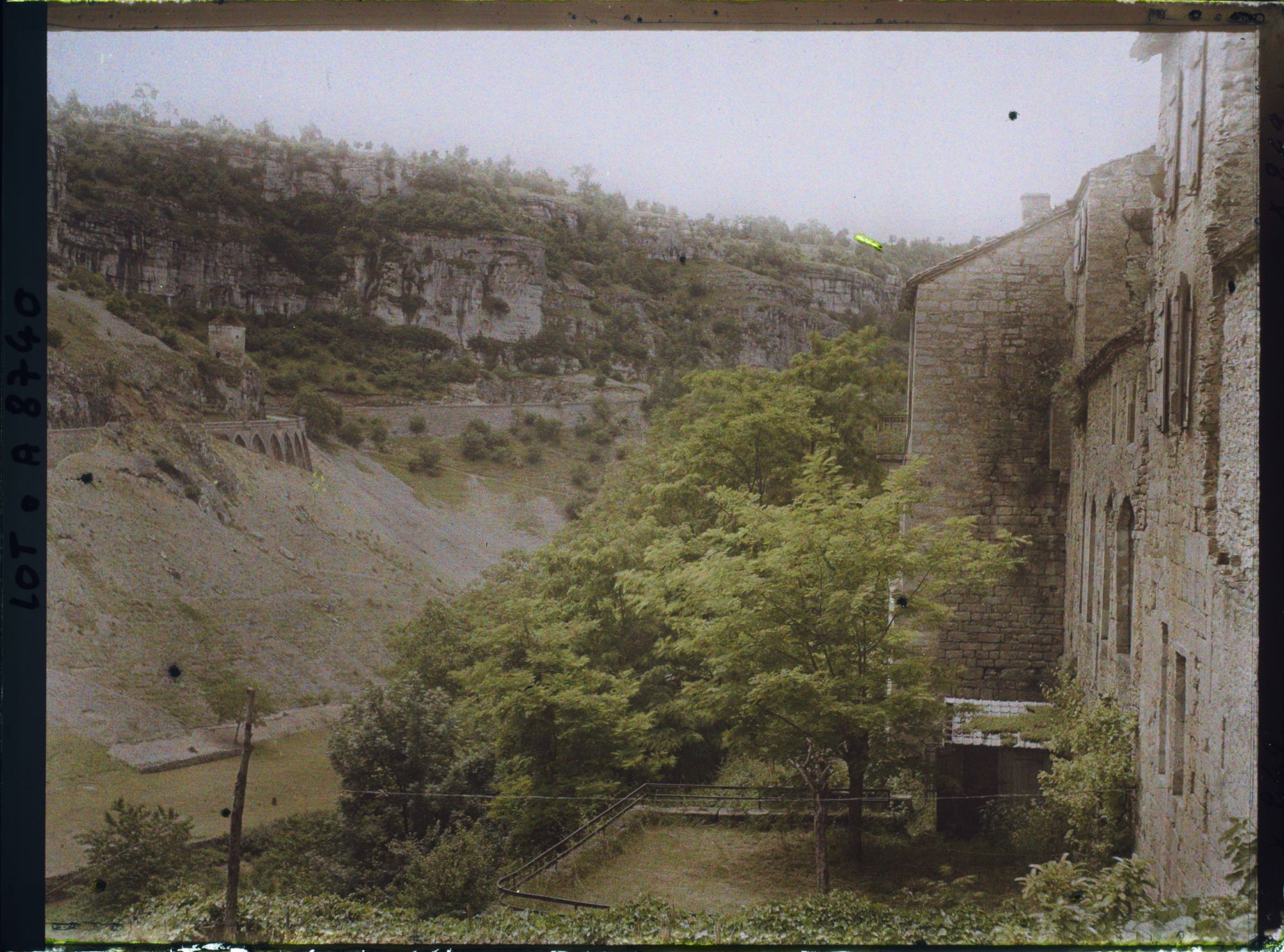 Image représentant France, Roc-Amadour, Vue prise sur le bord de Roc-Amadour : le ravin de l'Alzou vers l'aval
