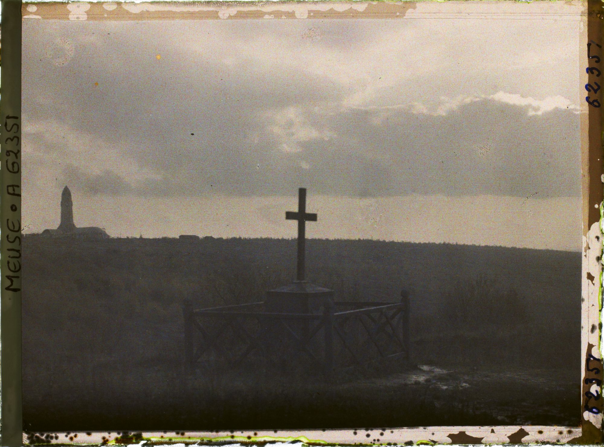 Image représentant Meuse, Thiaumont, Croix érigée par les Survivant du 137e d'Infie