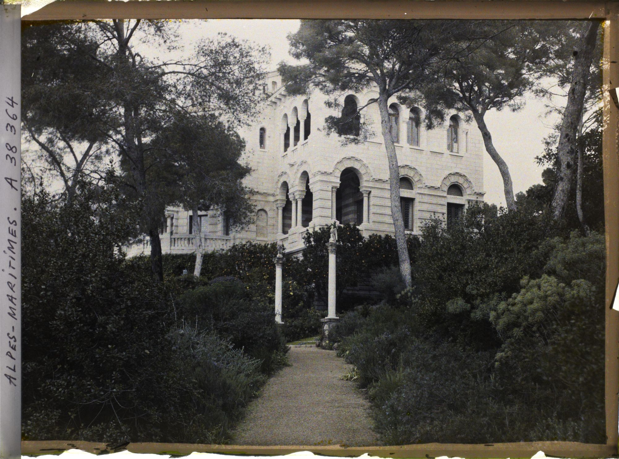 Image représentant Façade est de la villa Cypris, vue d'une allée du jardin