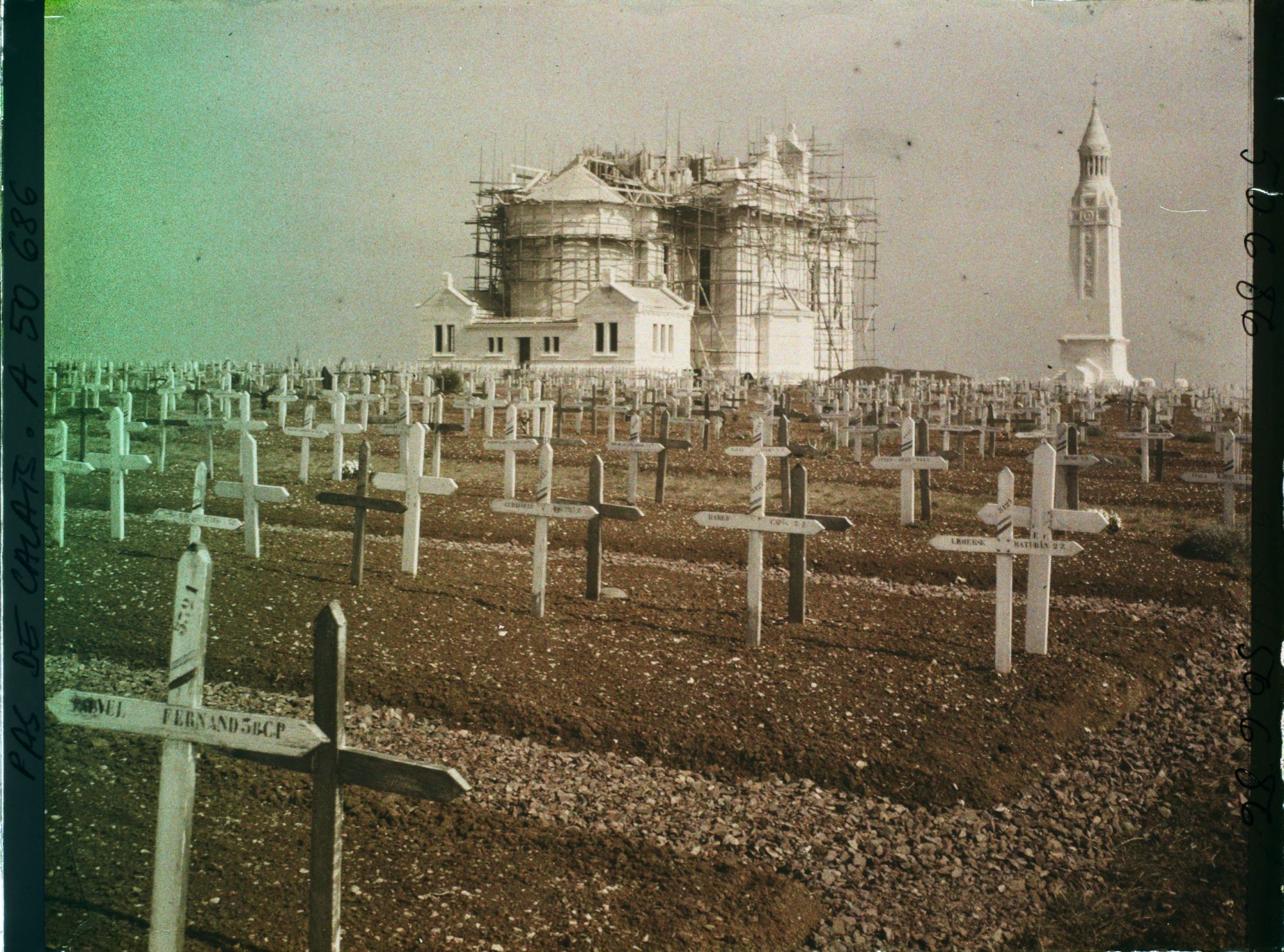 Image représentant France, N.D de Lorette, Le Cimetière, Abside Chapelle et Mt aux Morts (autre aspect)