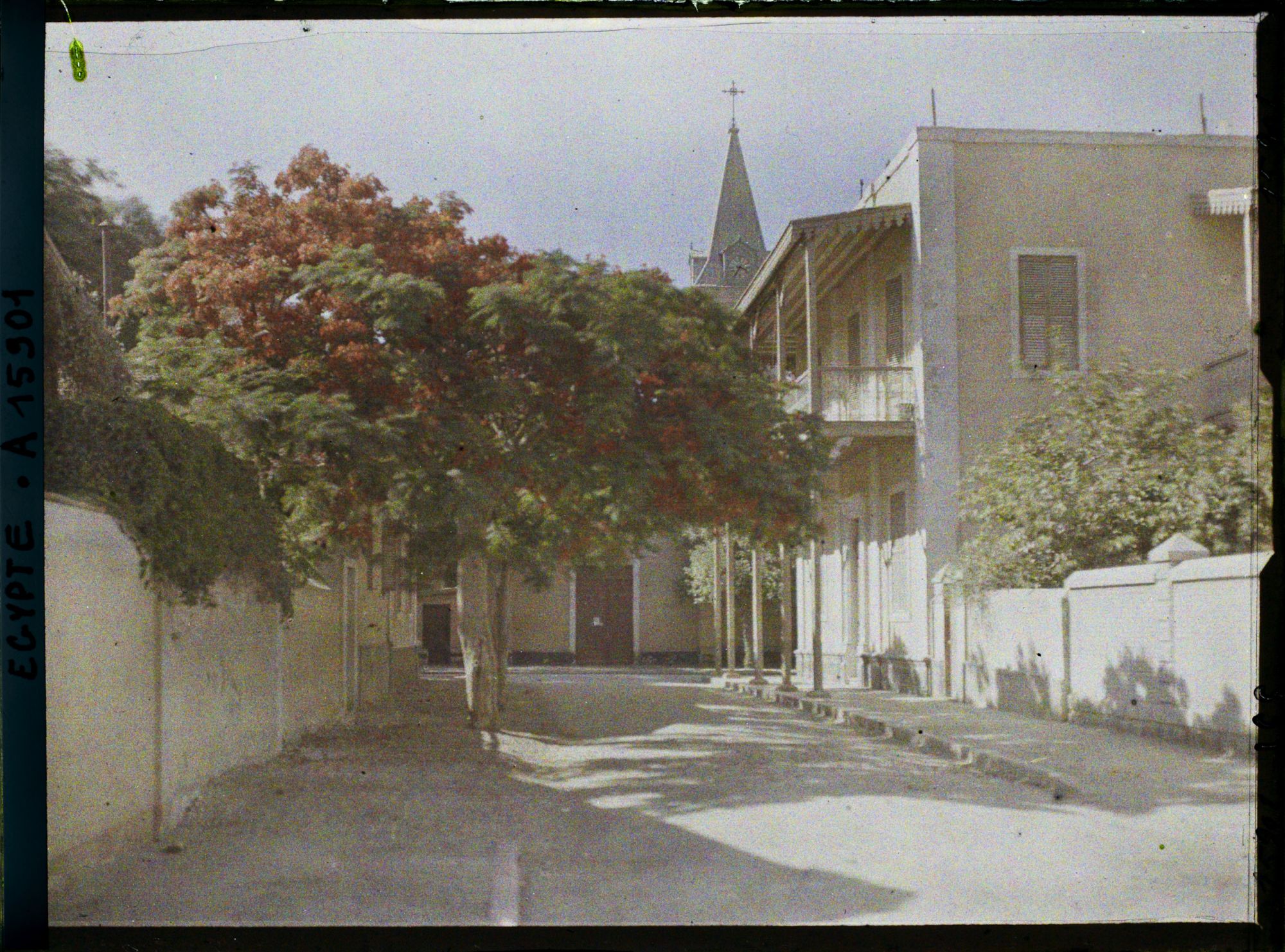 Image représentant Rue de la ville et clocher d'église