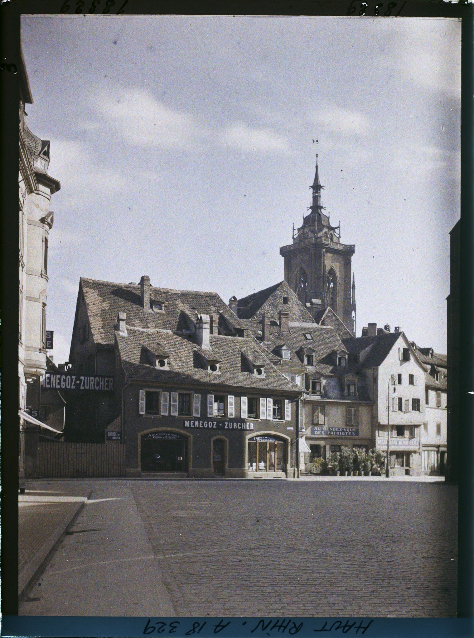 Image représentant France, Colmar, Vieilles Maisons Place des Dominicains, au fond, le Clocher de la Cathédrale