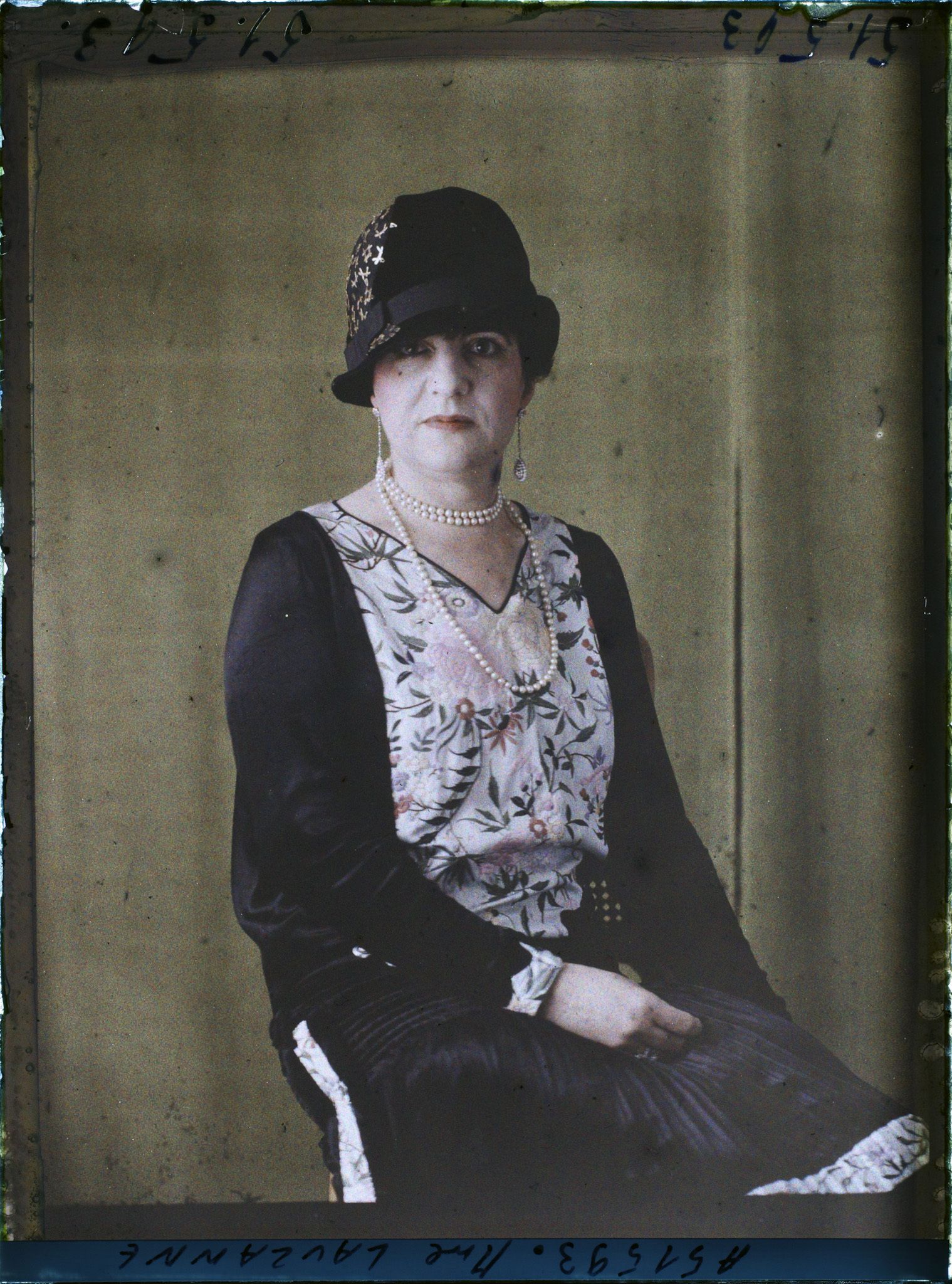 Image représentant https://musee-albert-kahn.s-museum.fr/home/NWQ2OTAwYzNmYjZlZTk1ZWQwODJmMjY4L2dlbmVyaWMtbm90aWNlLXRhYi9hdXRob3JpdHkvNjE3YTc5ZjVjZjhiODk2OGIzMzM3ZDIx/5d6900c3fb6ee95ed082f268/generic-notice-tab/authority/617a79ebcf8b8968b333713c Madame Stéphane Lauzanne