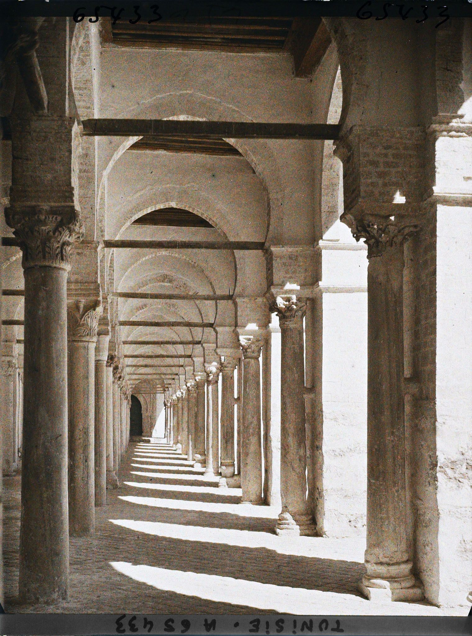 Image représentant La galerie ouest de la cour de la Grande Mosquée dans la médina