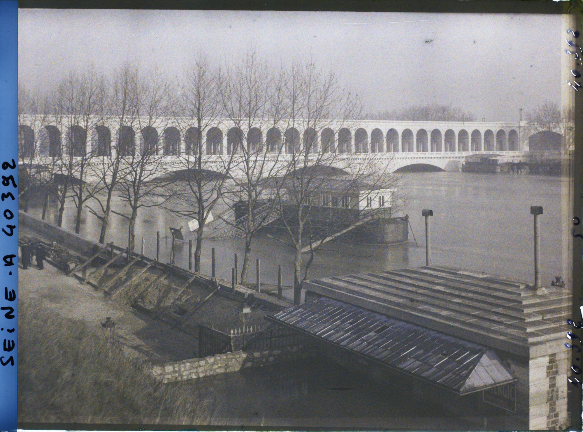 Image représentant La crue de la Seine au viaduc d'Auteuil