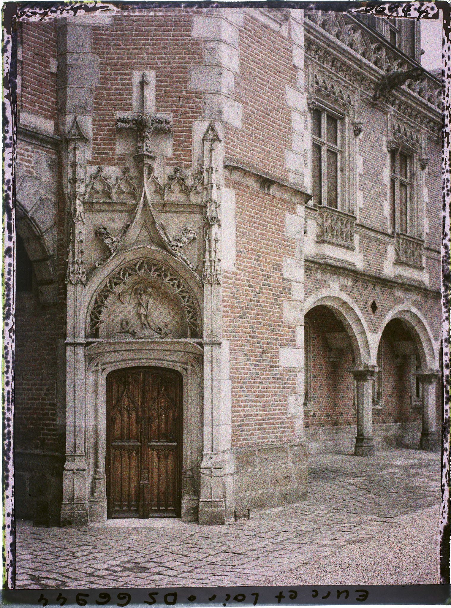 Image représentant Porte de l'escalier polygonale dans la tourelle qui donne sur la cour d'honneur du château