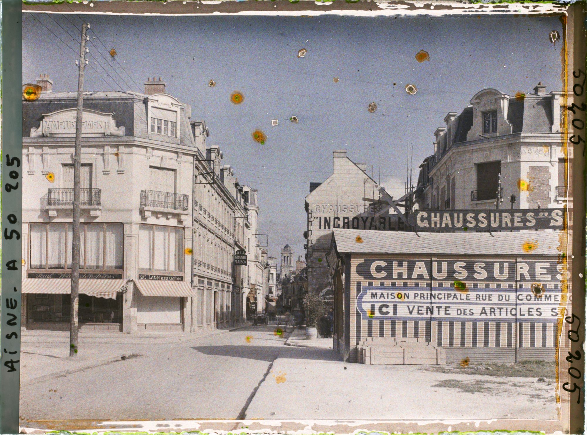 Image représentant France, Soissons, Rue du Commerce vers Eglise St Léger