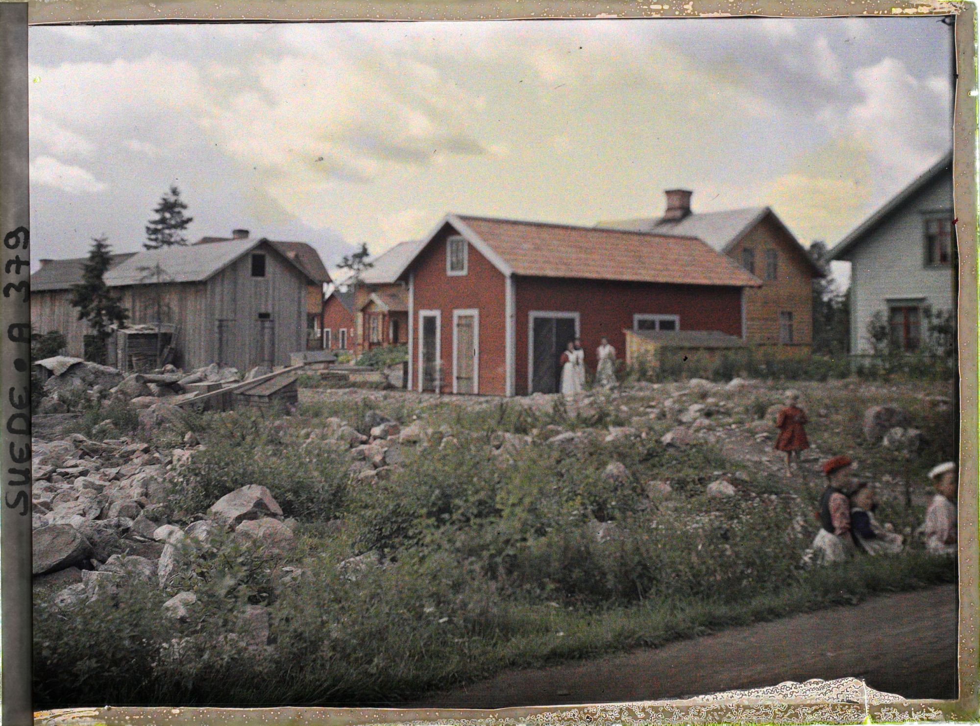 Image représentant Groupe de villageois et maisons au bord de la route