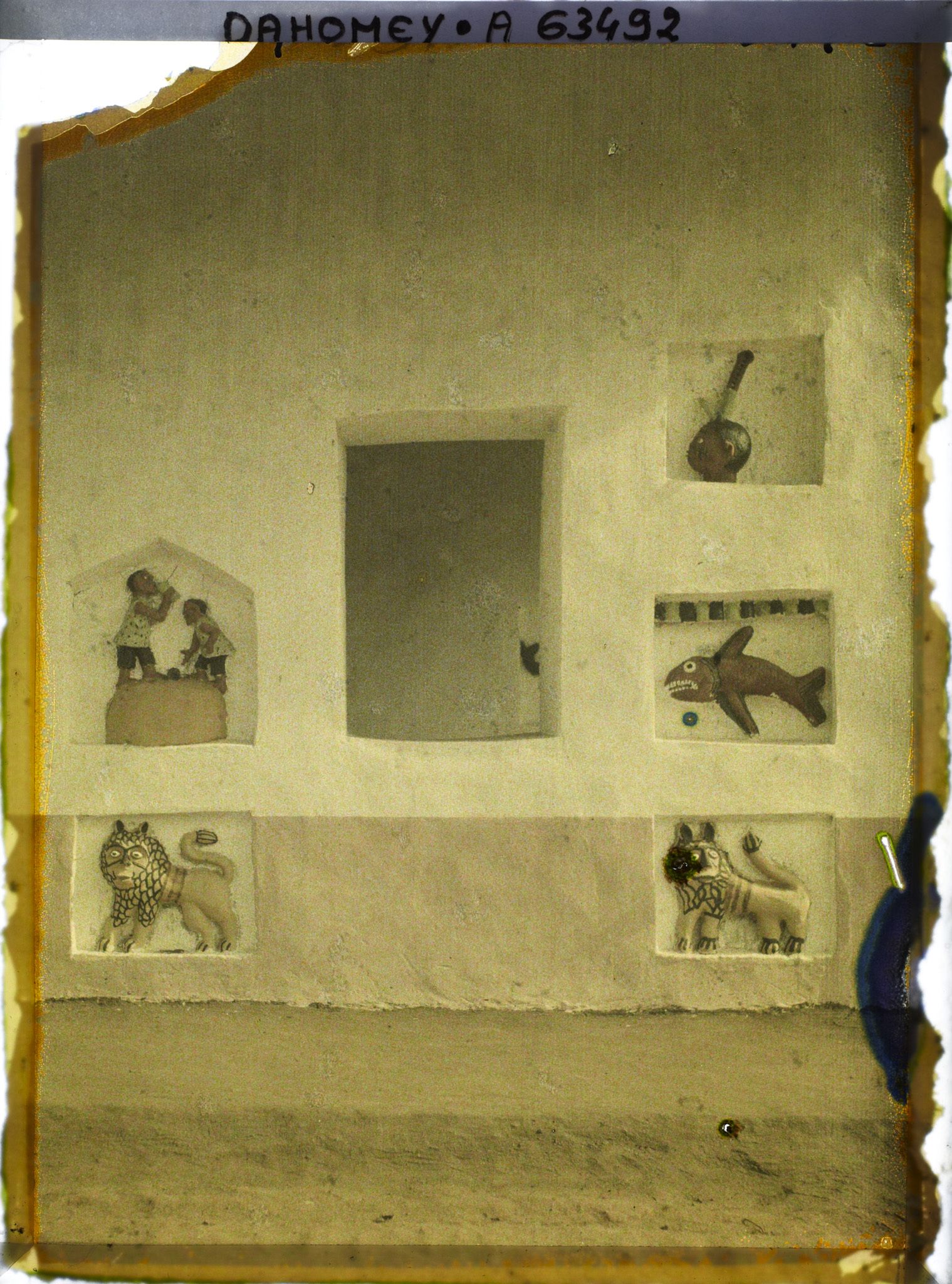 Image représentant Décor en relief sur un bâtiment de réception (Ajalala) de la deuxième cour du palais de  null Glélé