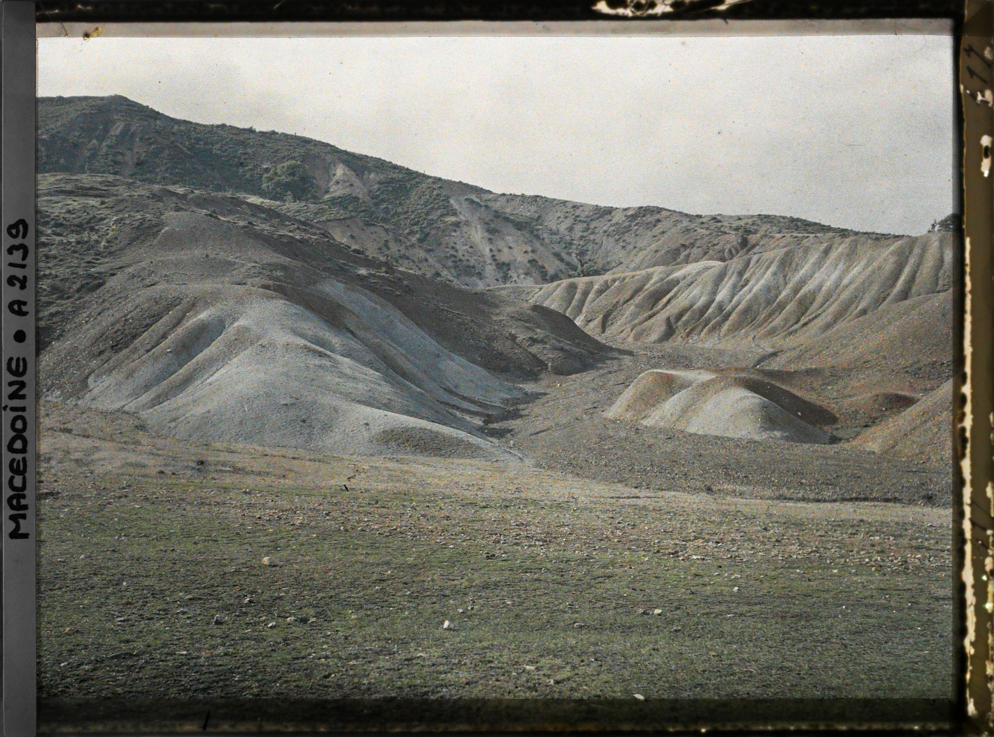 Image représentant Ravinements colorés avec terrains sulfureux et ferrugineux, près d'une source sulfureuse