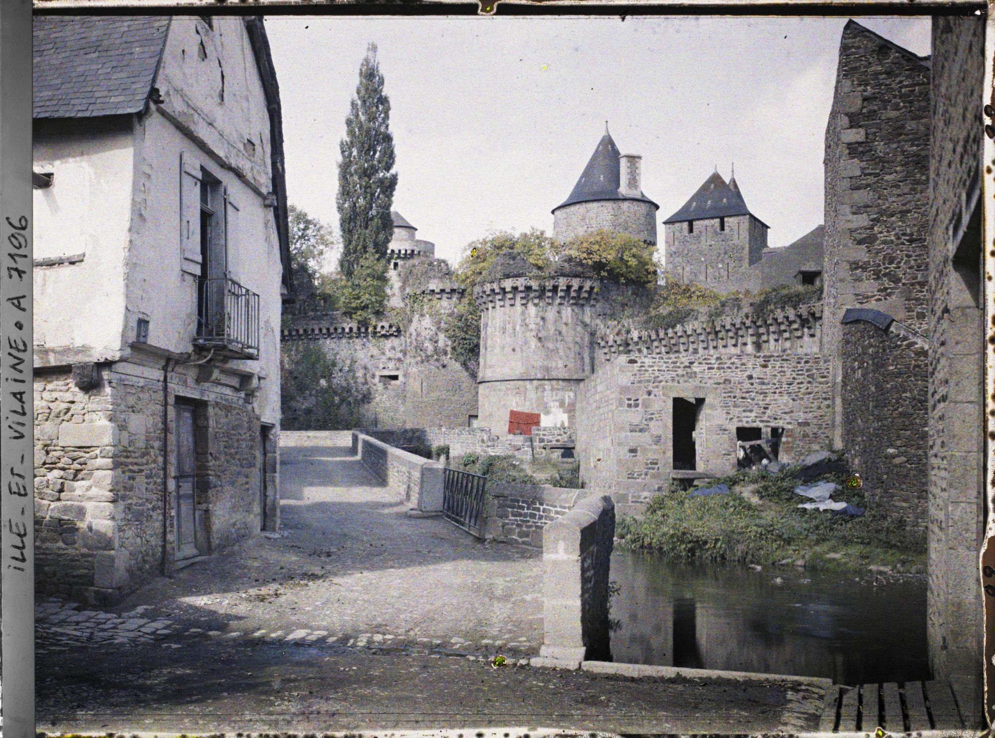 Image représentant La rue Foskéraly et la rivière du Nançon