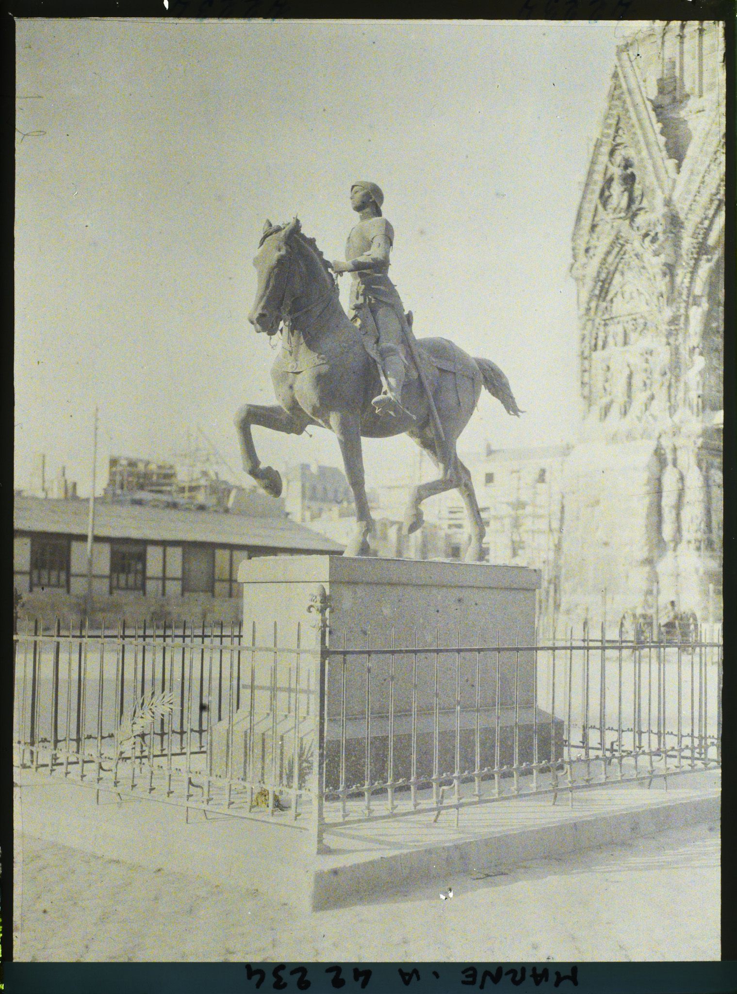 Image représentant France, Reims, Statue de Jeanne d'Arc devant la Cathédrale