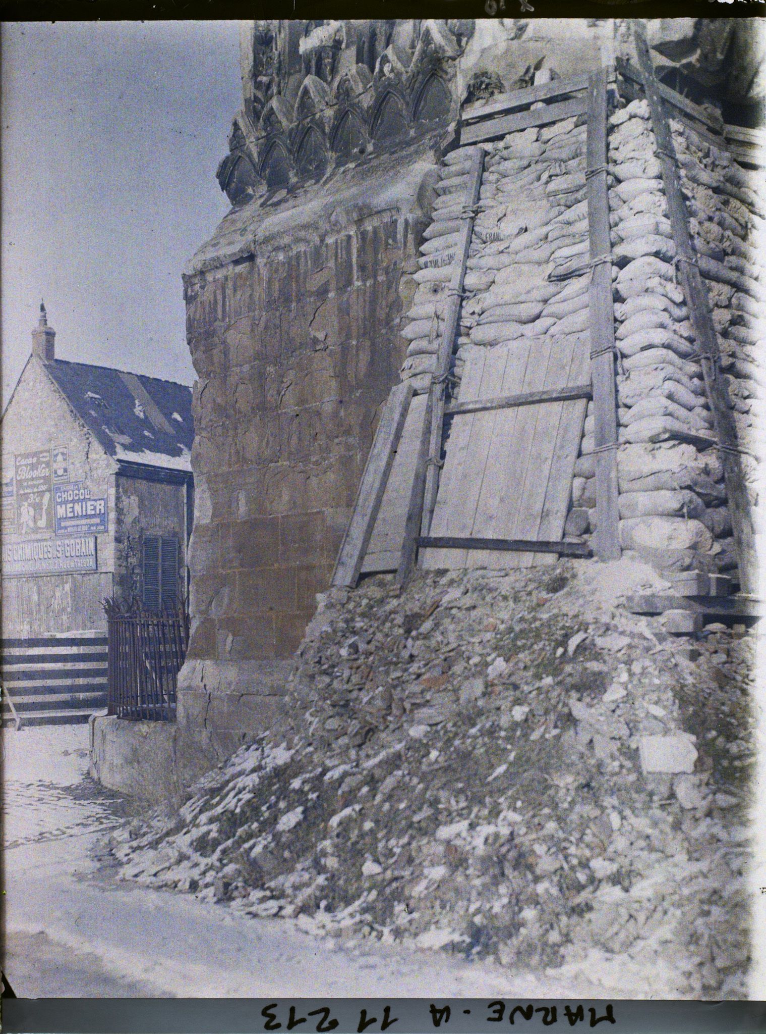 Image représentant Un côté de la cathédrale sous les protections anti-bombardement