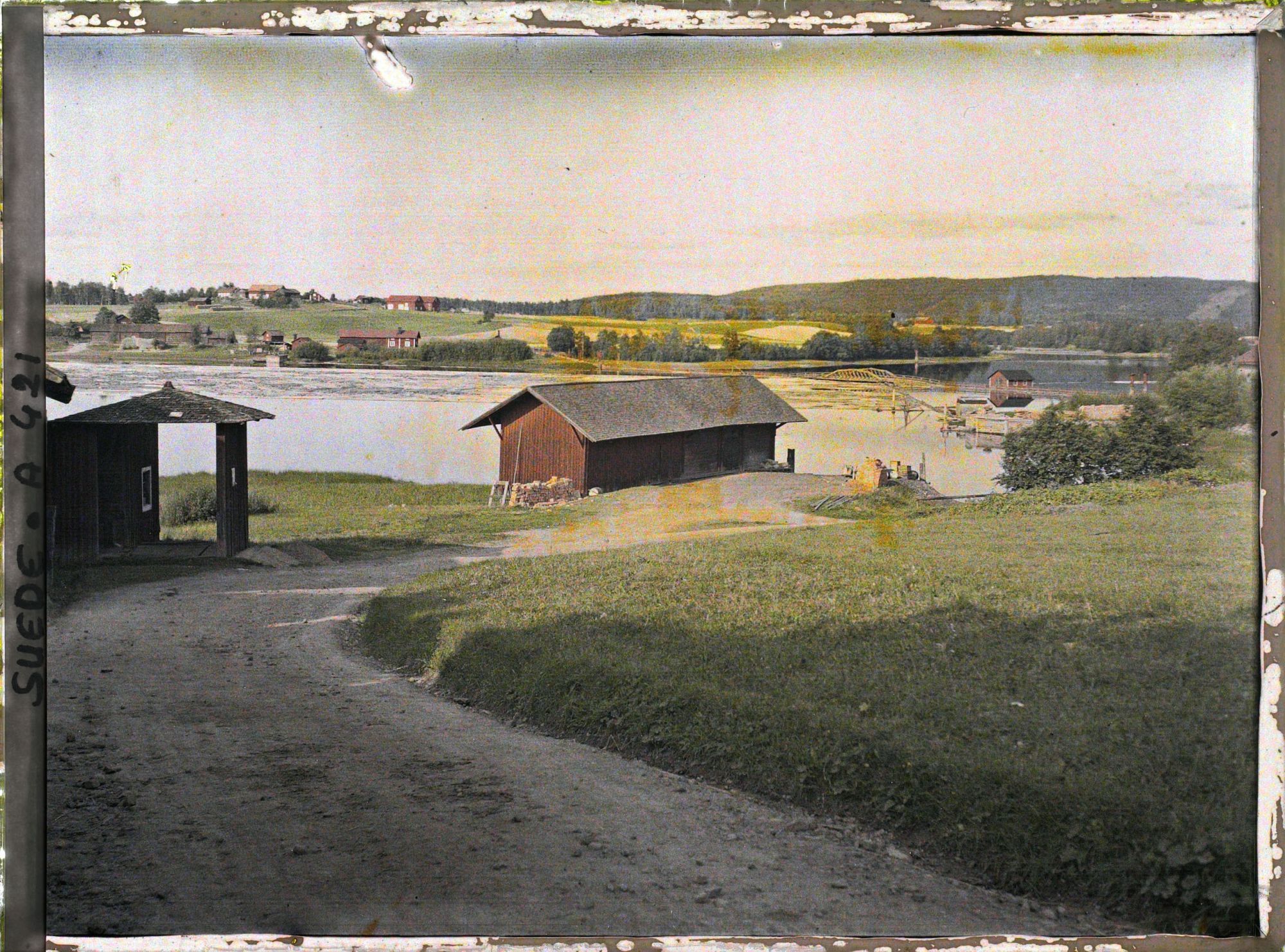 Image représentant La descente vers le pont flottant sur le Dalälven, du côté de l'église paroissiale