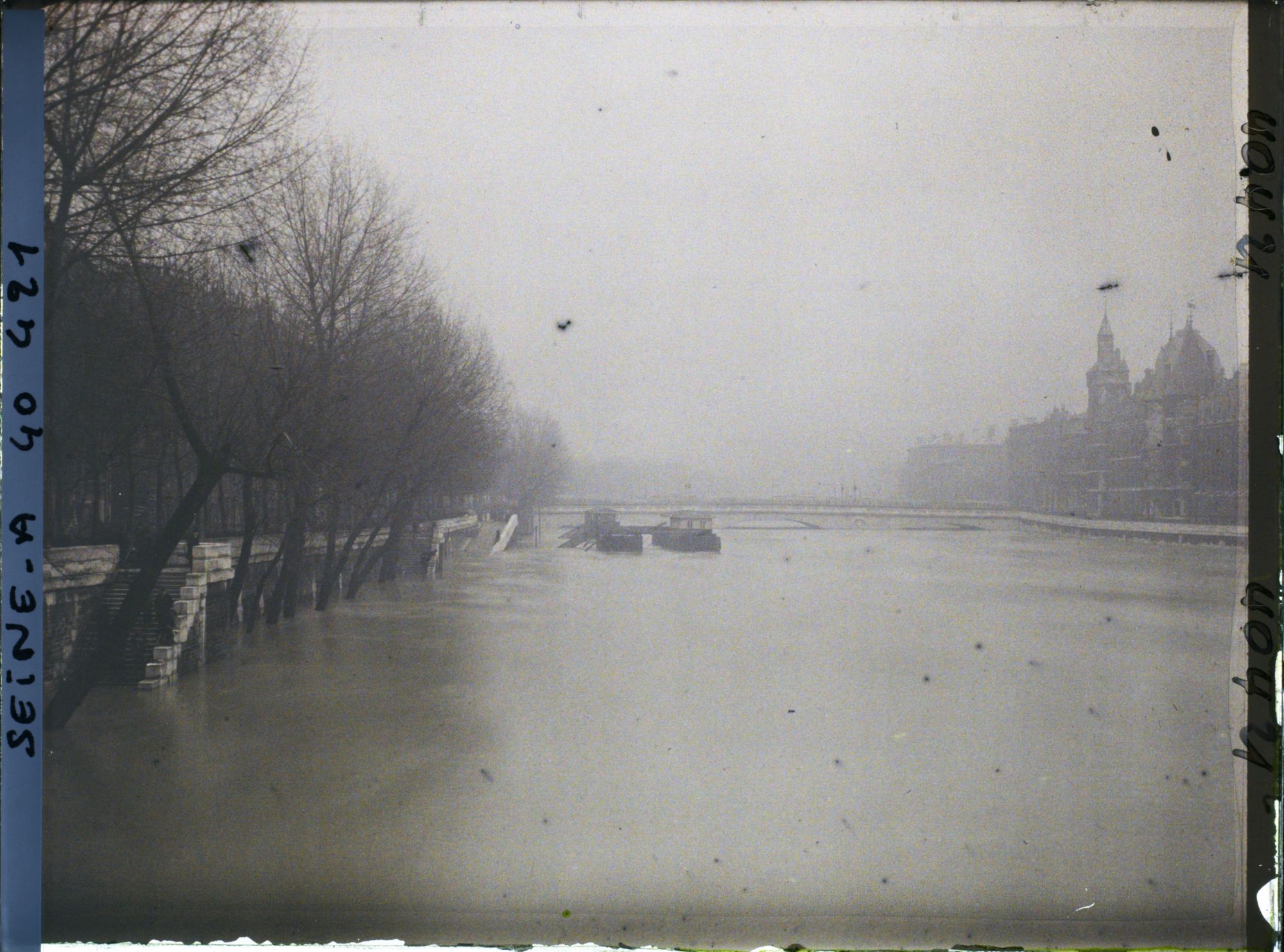 Image représentant La crue de la Seine quai de la Mégisserie, pont au Change et quai de l'Horloge