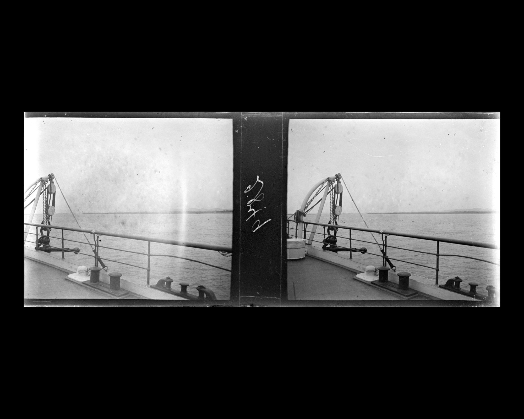 Image représentant Le Yangzijiang ("fleuve Bleu") vu depuis le pont du vapeur