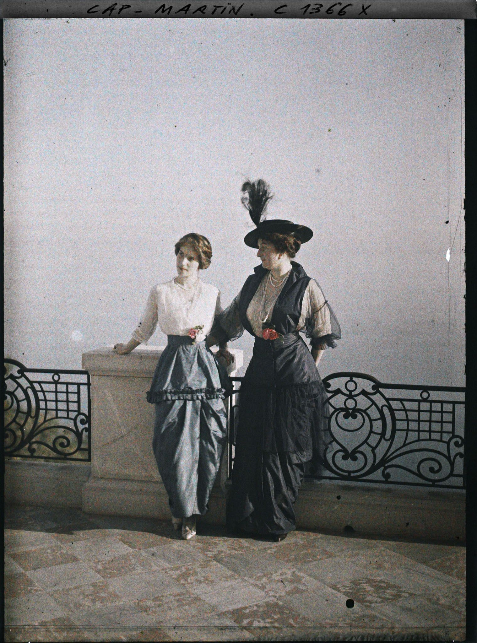 Image représentant La baronne Bertha von Schoen et sa fille Marie-Yvonne sur la terrasse de la villa Kahn