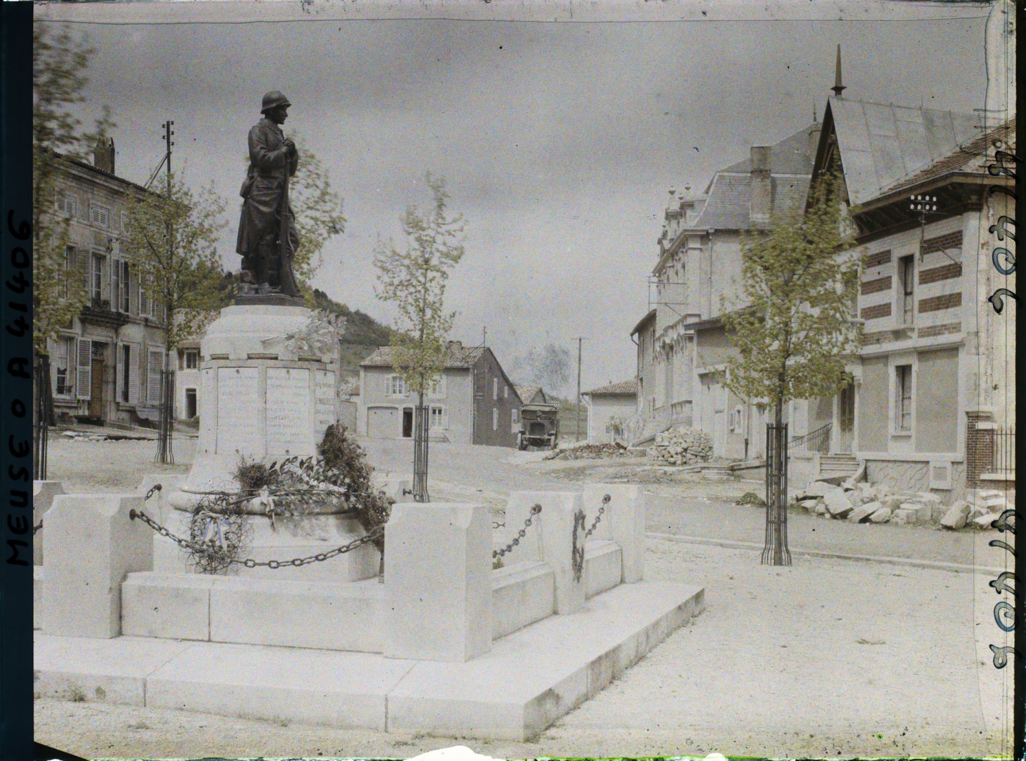 Image représentant France, St Maurice sous les Côtes, Monumt aux morts et nouvelles Maisons