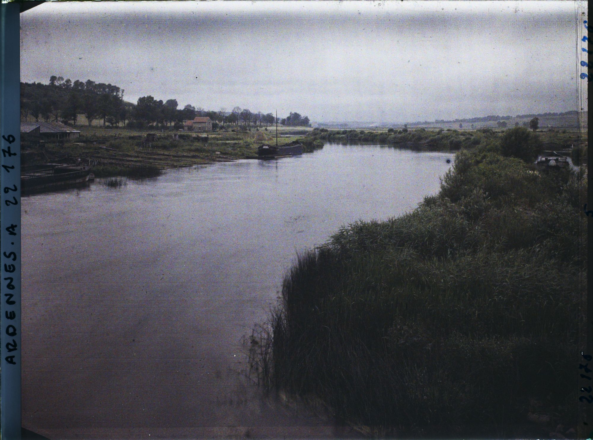Image représentant La Meuse en aval du pont
