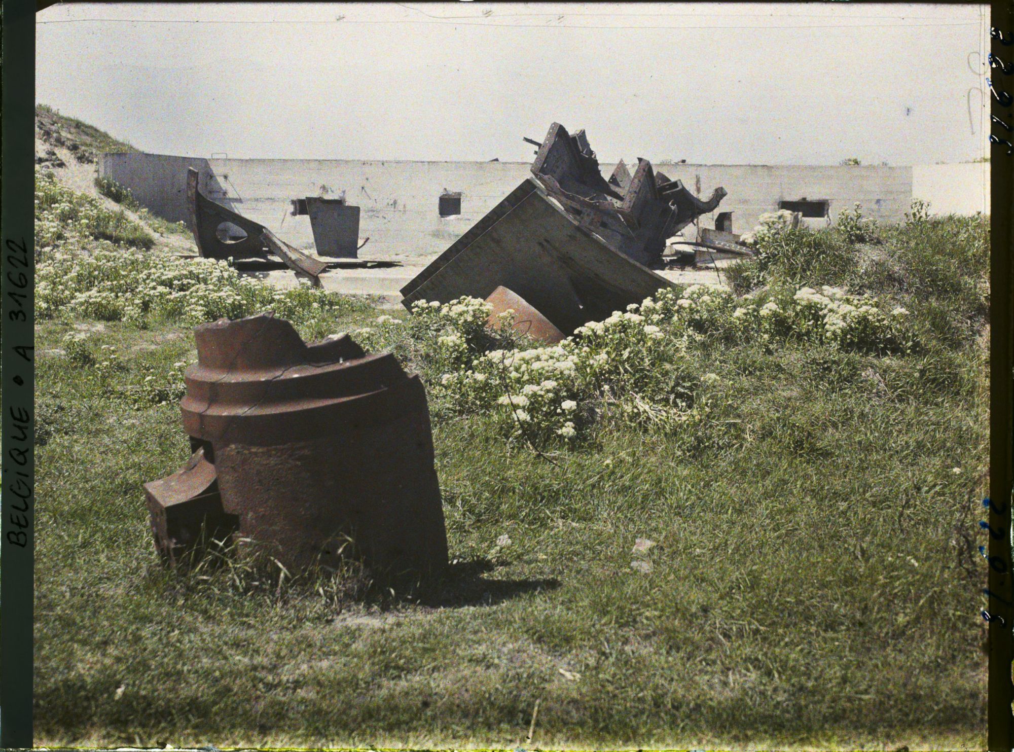 Image représentant Belgique, Ostende, Batterie Hindenburg, Effet de l'éclatement d'une pièce; au 1er plan, la culasse et au fond, la plateforme de la pièce