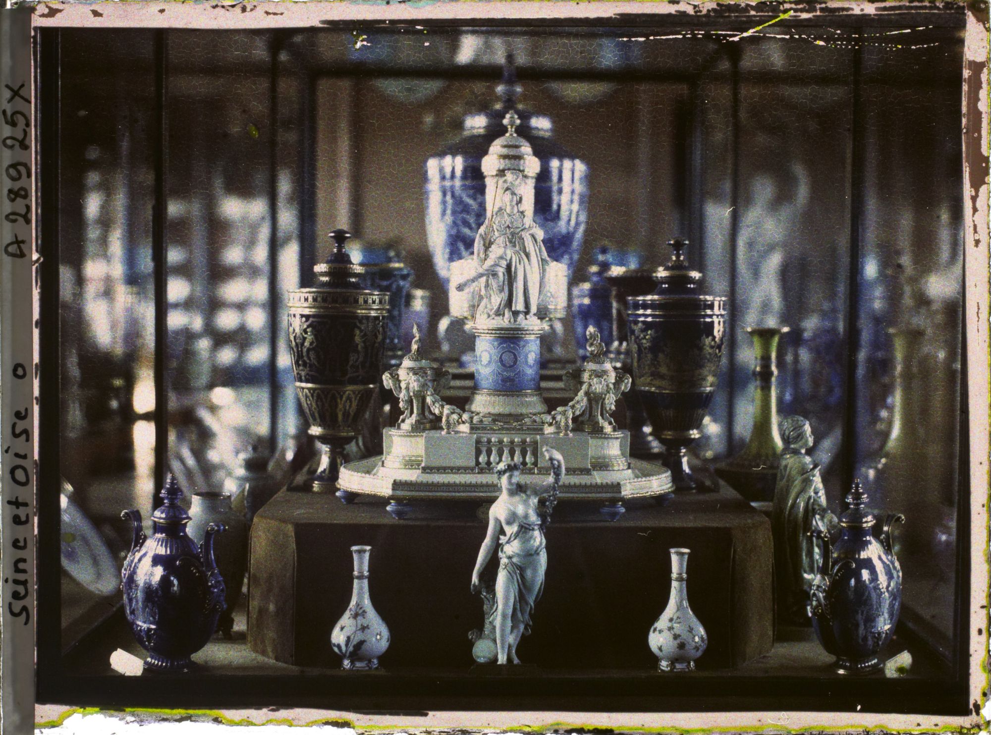 Image représentant Une vitrine des collections de porcelaines du musée de Sèvres