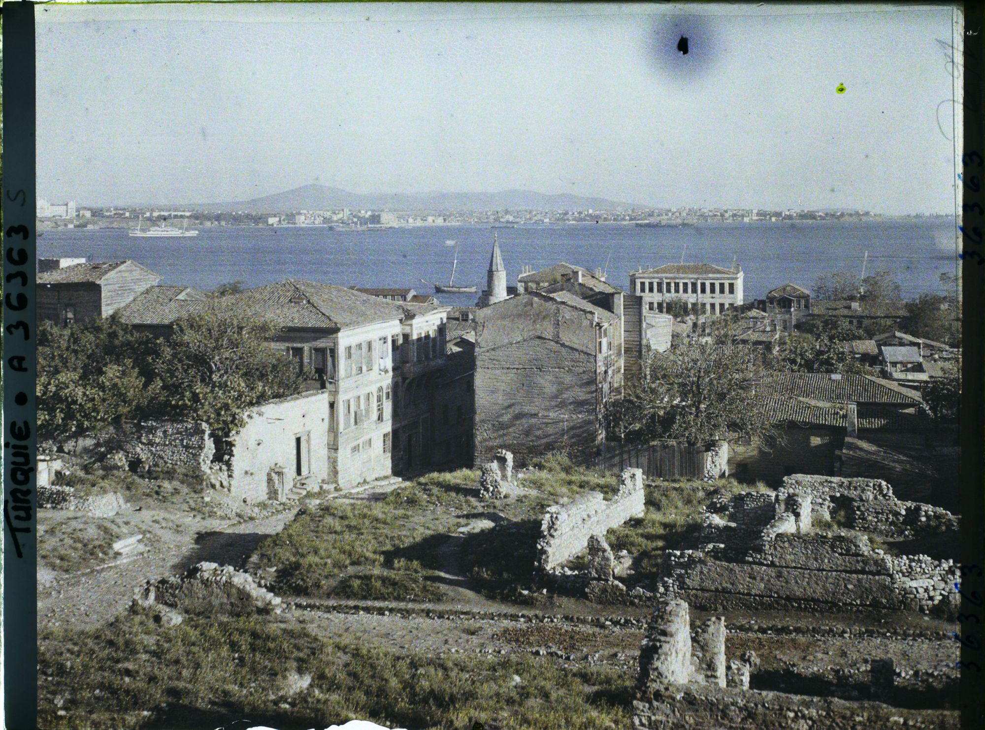 Image représentant Maisons du quartier historique et détroit du Bosphore près de son embouchure sur la mer de Marmara ; au fond la côte d'Asie (faubourg d'Usküdar)