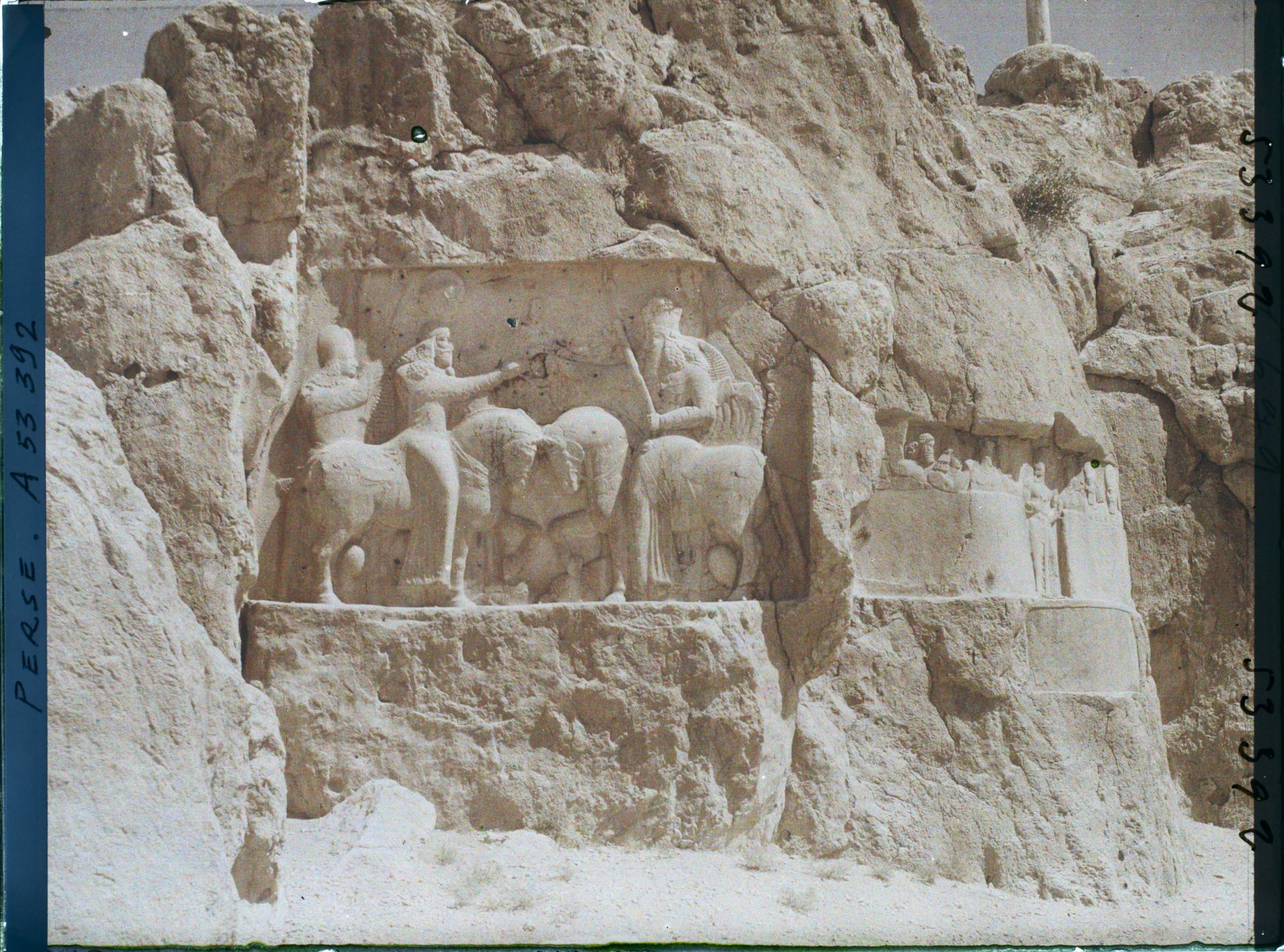 Image représentant Bas-relief sassanide représentant l'investiture d'Ardashir 1er par le dieu Ahura Mazda