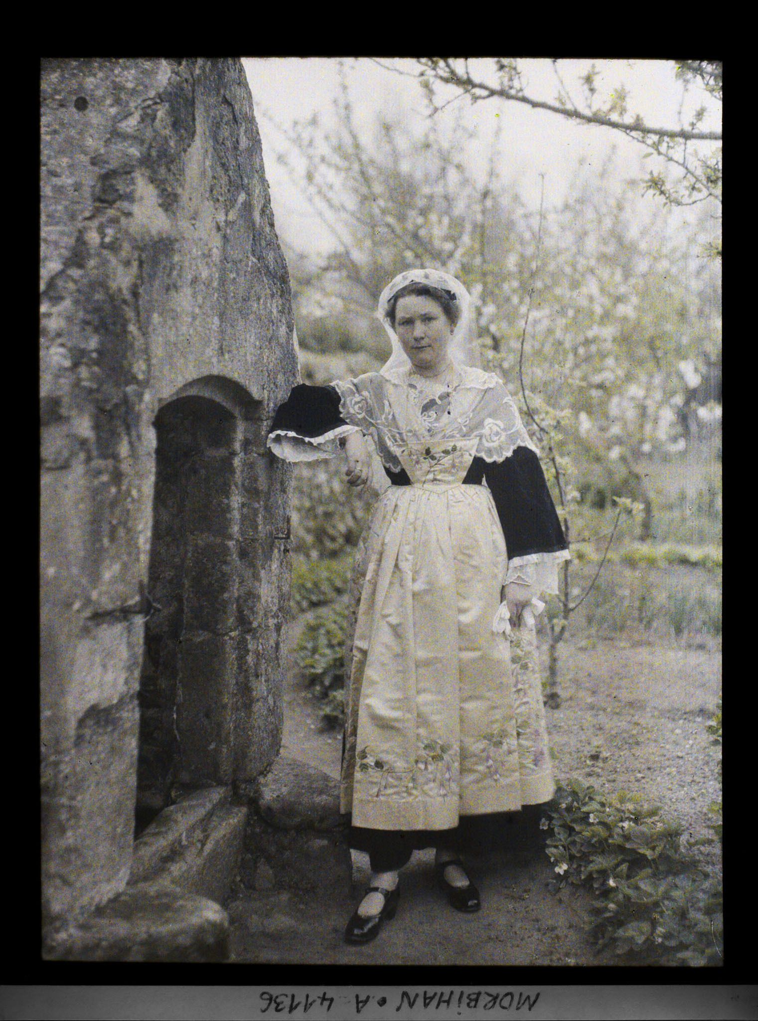 Image représentant Mademoiselle Rozio en costume arzonnais