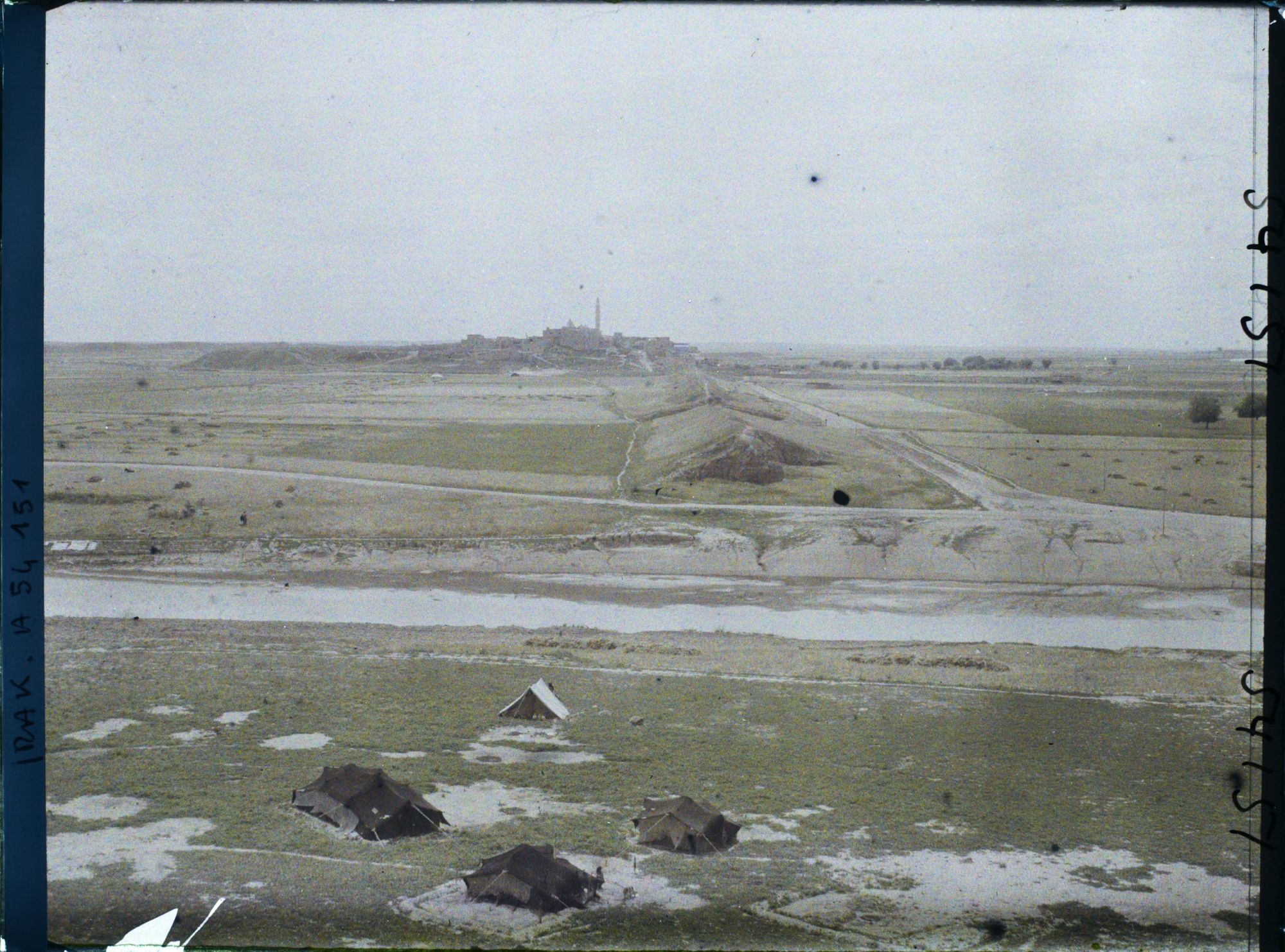 Image représentant Vers le tell de Nebi Yunus. Tentes de nomades et vestiges du mur d'enceinte de la ville
