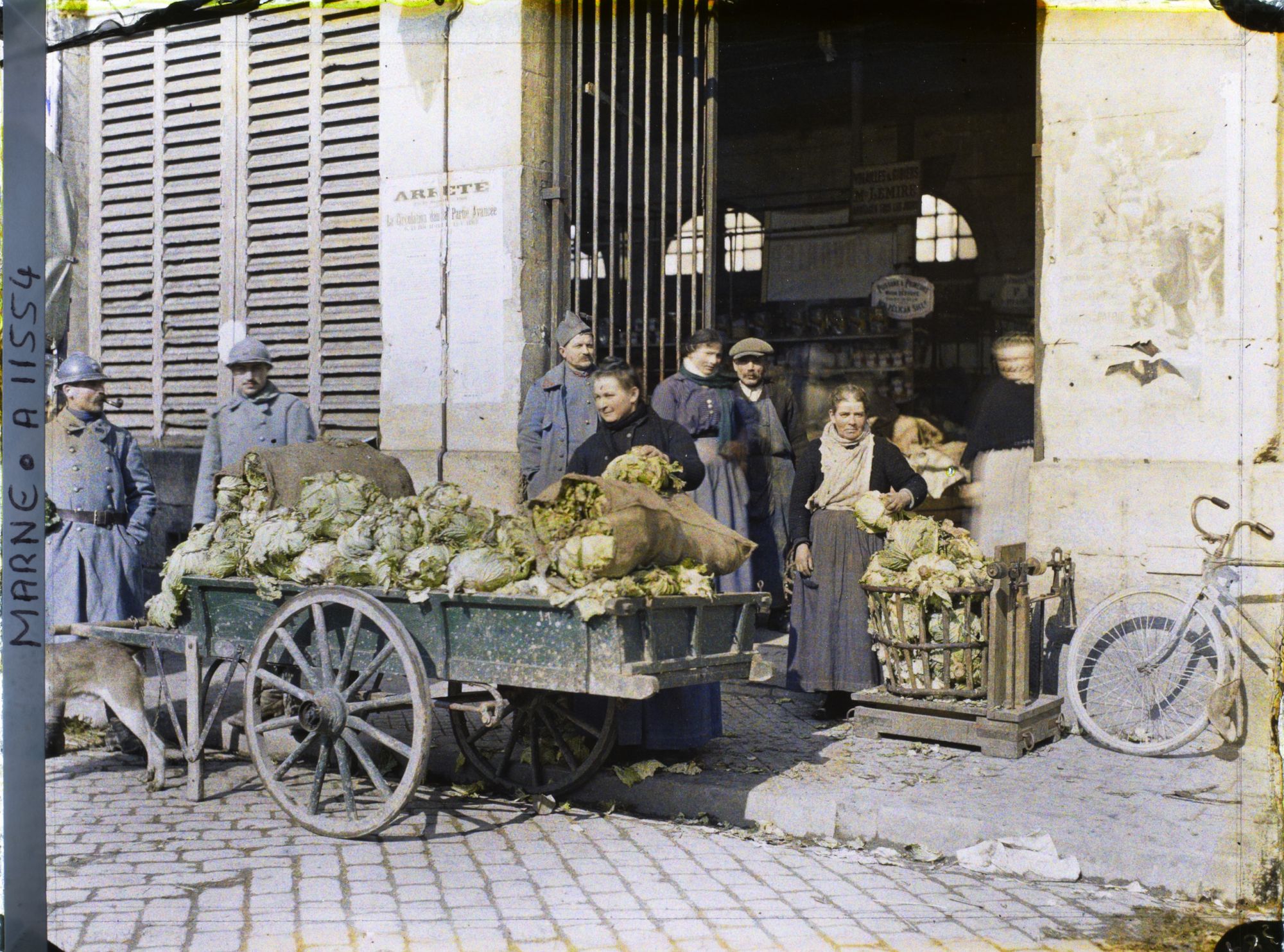Image représentant L'entrée du marché couvert, place des Marchés (actuelle place du Forum)