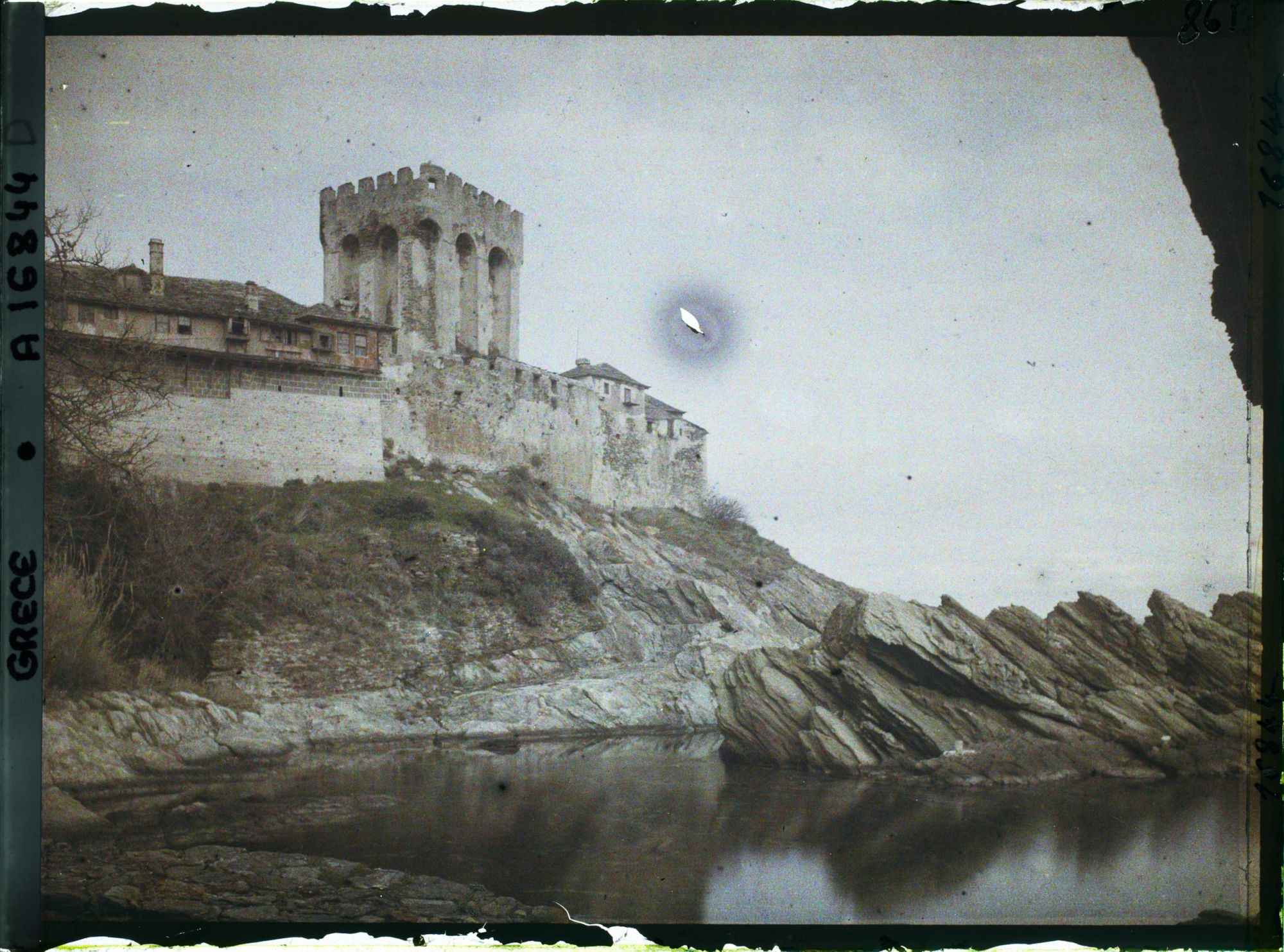 Image représentant L'arsenal du monastère de la Grande Laure