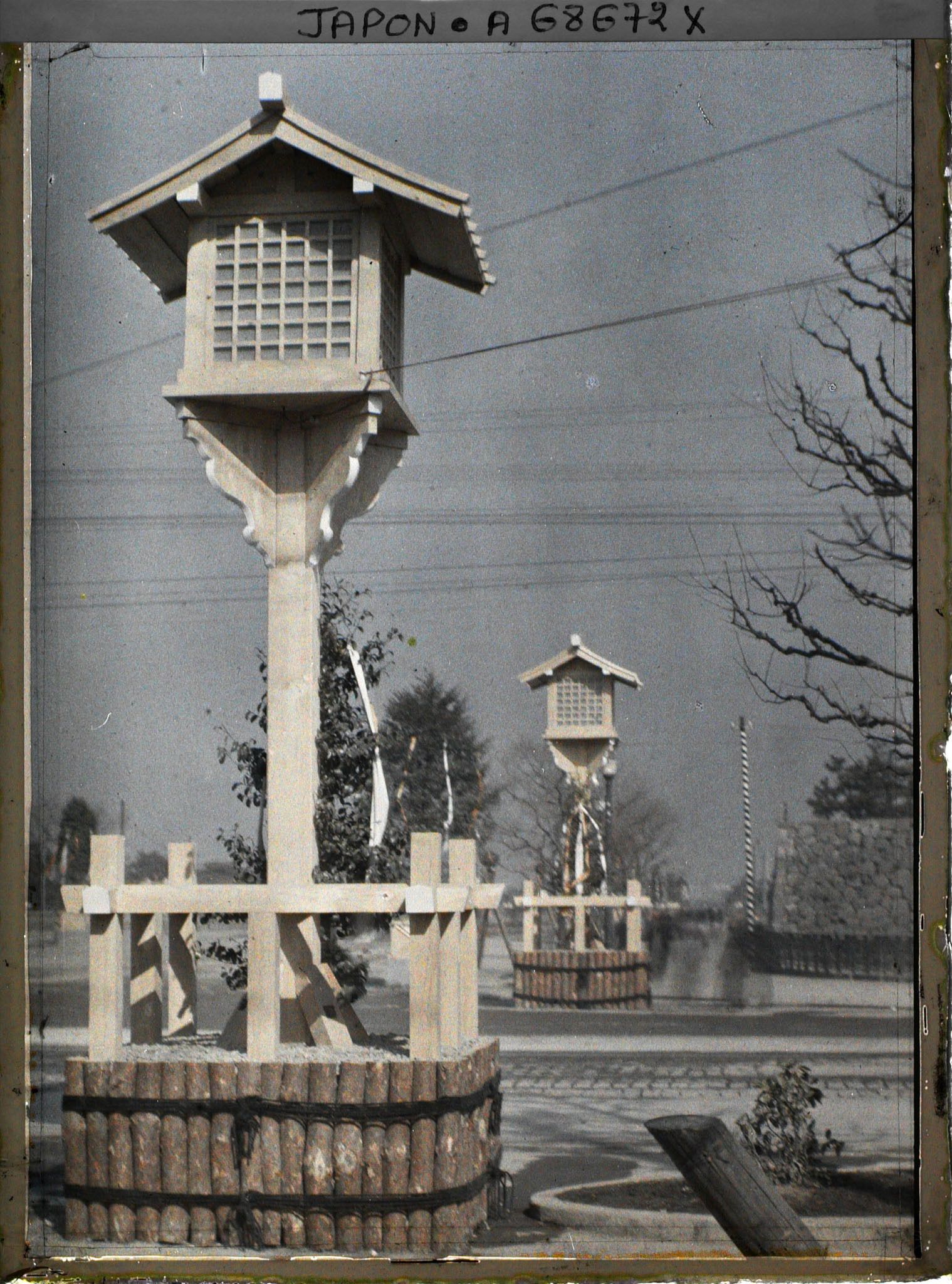 Image représentant Funérailles de l'Empereur Taisho-Tenno (Yoshihito), lanternes sur l'esplanade du palais impérial