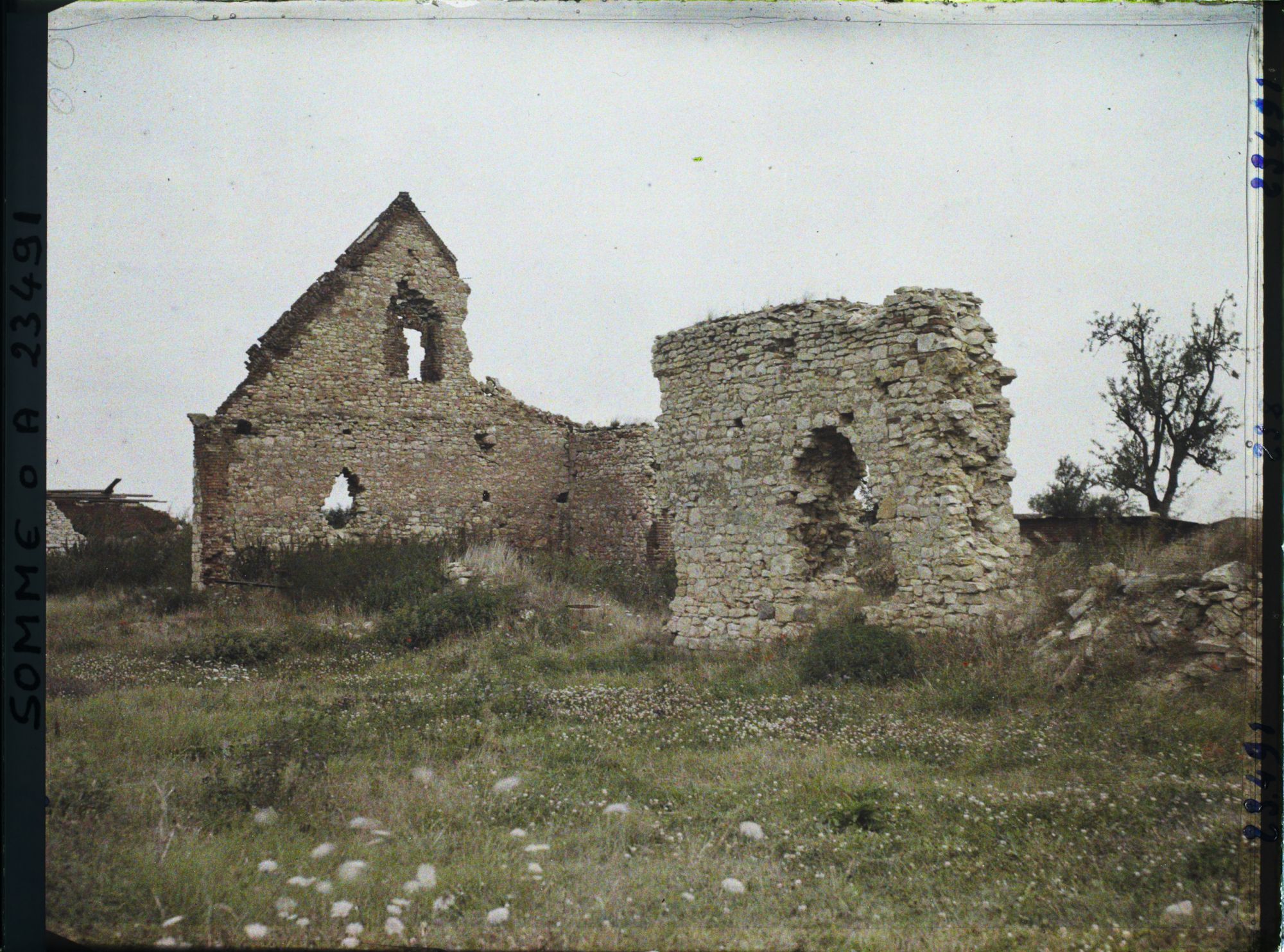 Image représentant France, Villers Carbonnel, Ruines de l'Eglise