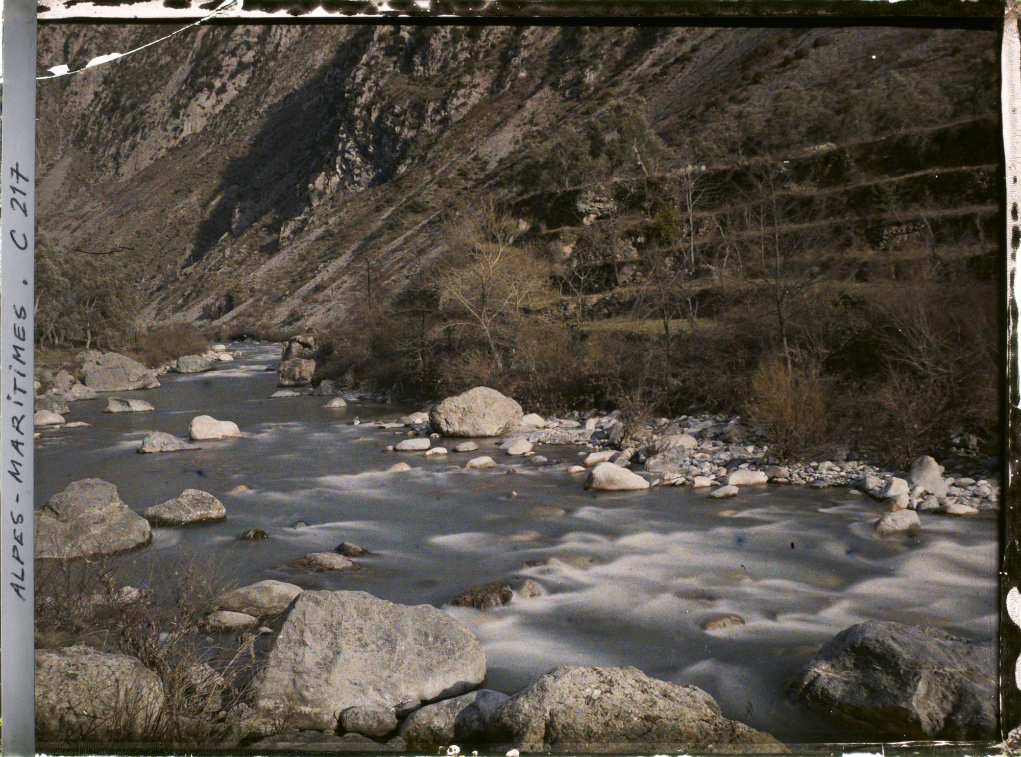 Image représentant Un torrent bordé de restanques sur la route de Menton à Sospel ?