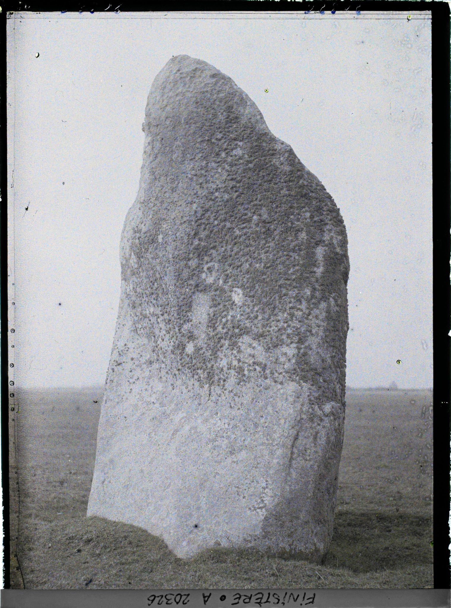 Image représentant Un menhir près de Tronoën