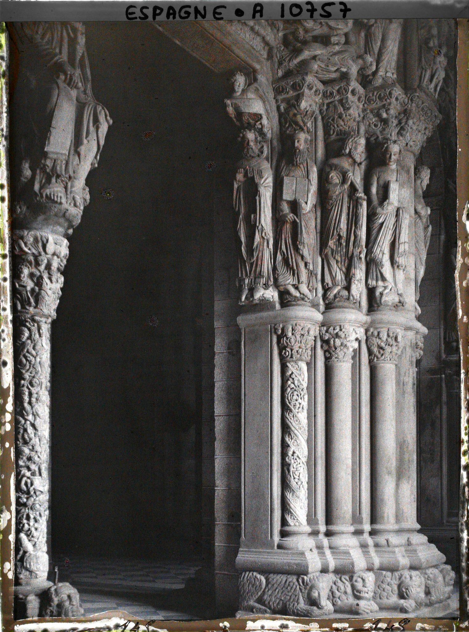 Image représentant Espagne, Santiago de Compostela, L'un des piliers du narthex de la Cathédrale et sur la gauche le pilier Central